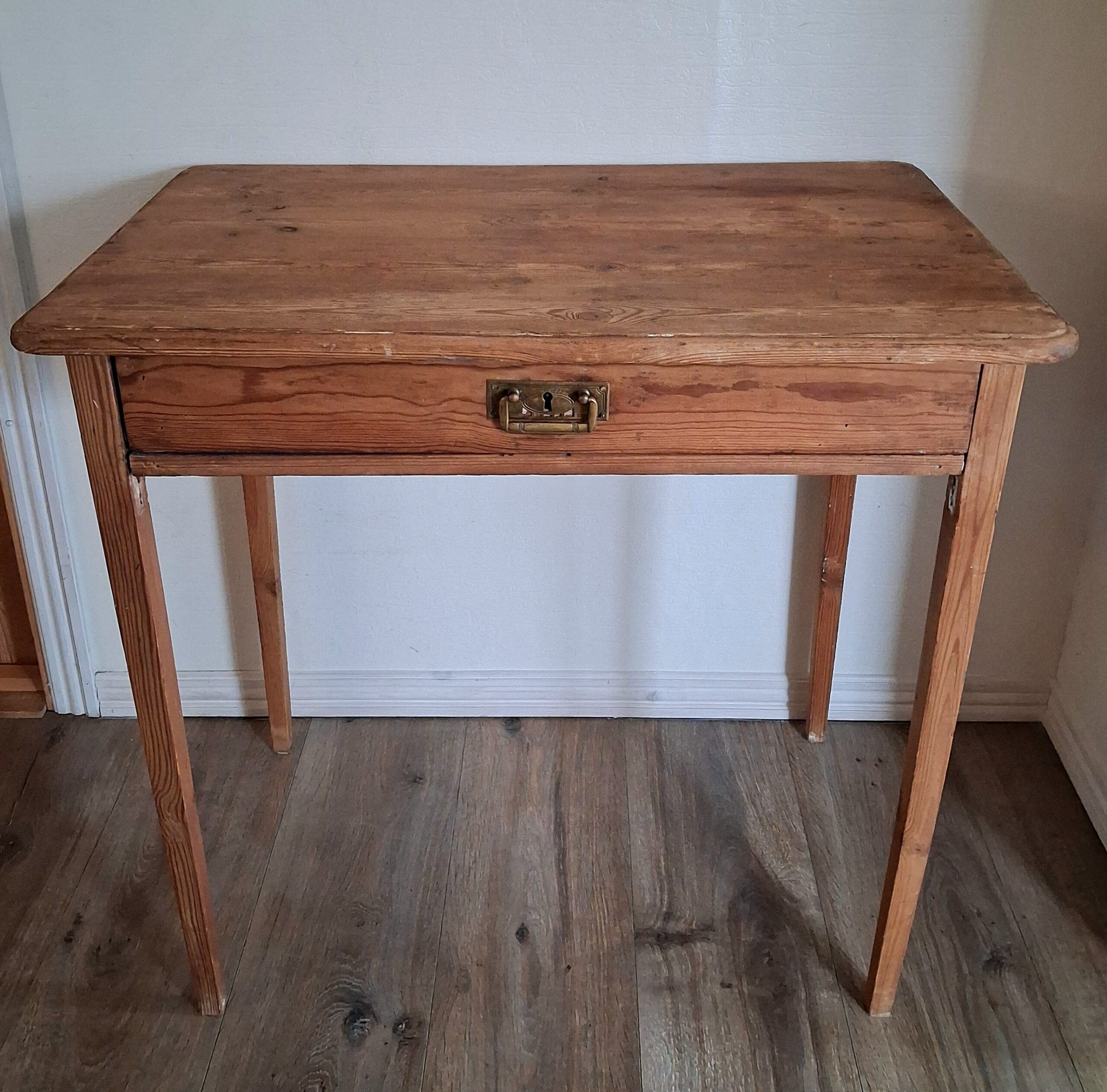 Rustikt svensk bord med skuffe