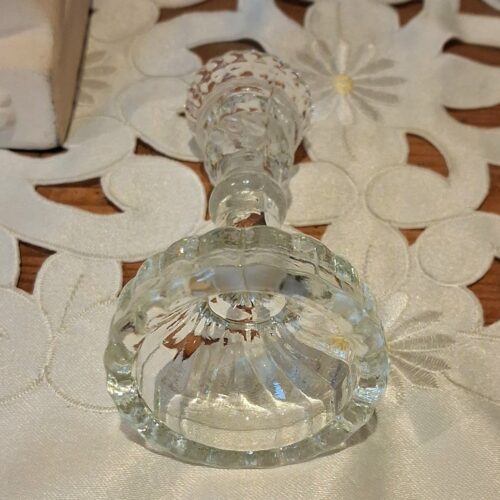 Smuk gammel kerte stage i presset glas