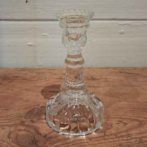 Smuk gammel kerte stage i presset glas