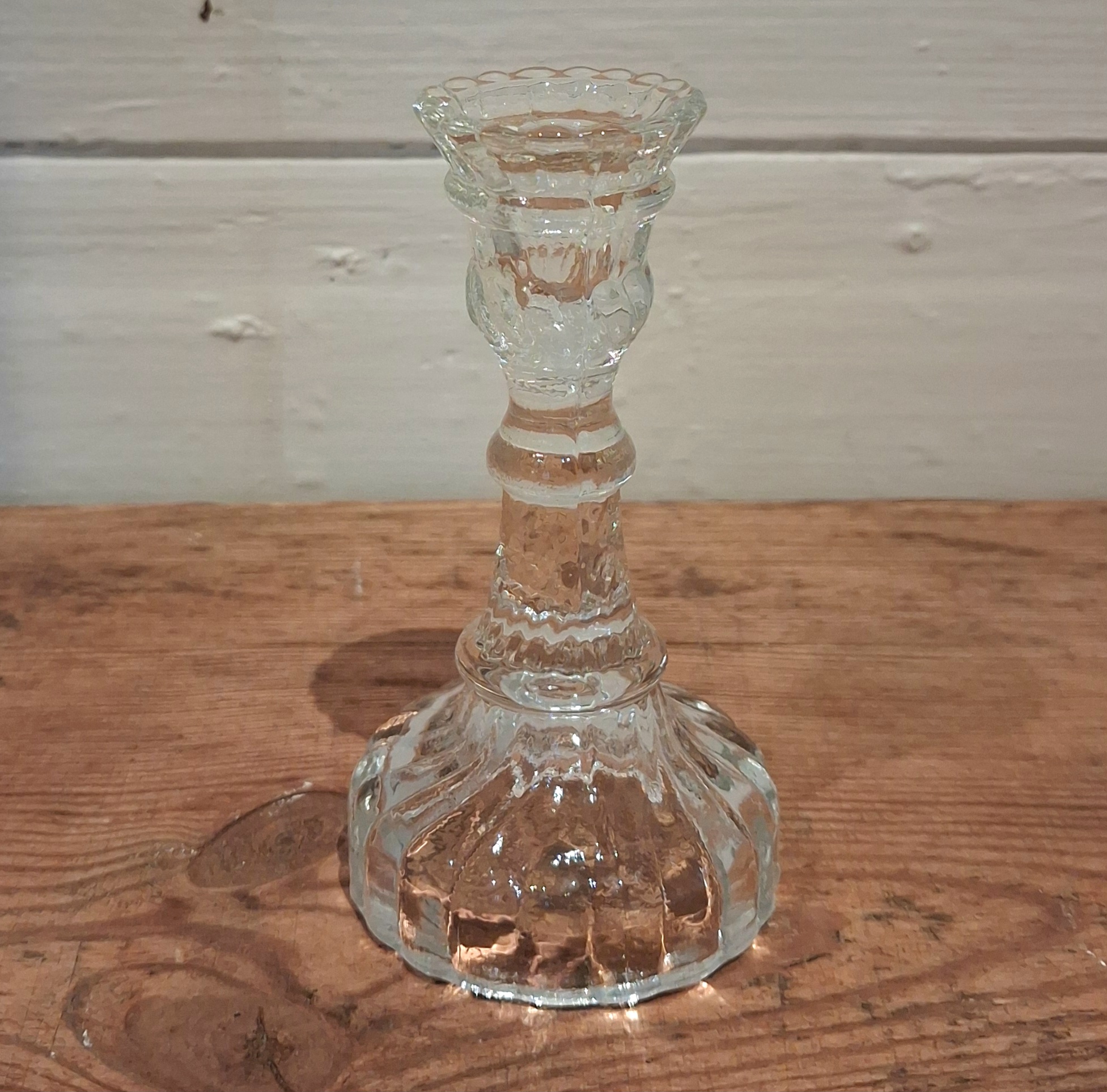 Smuk gammel kertestage i presset glas