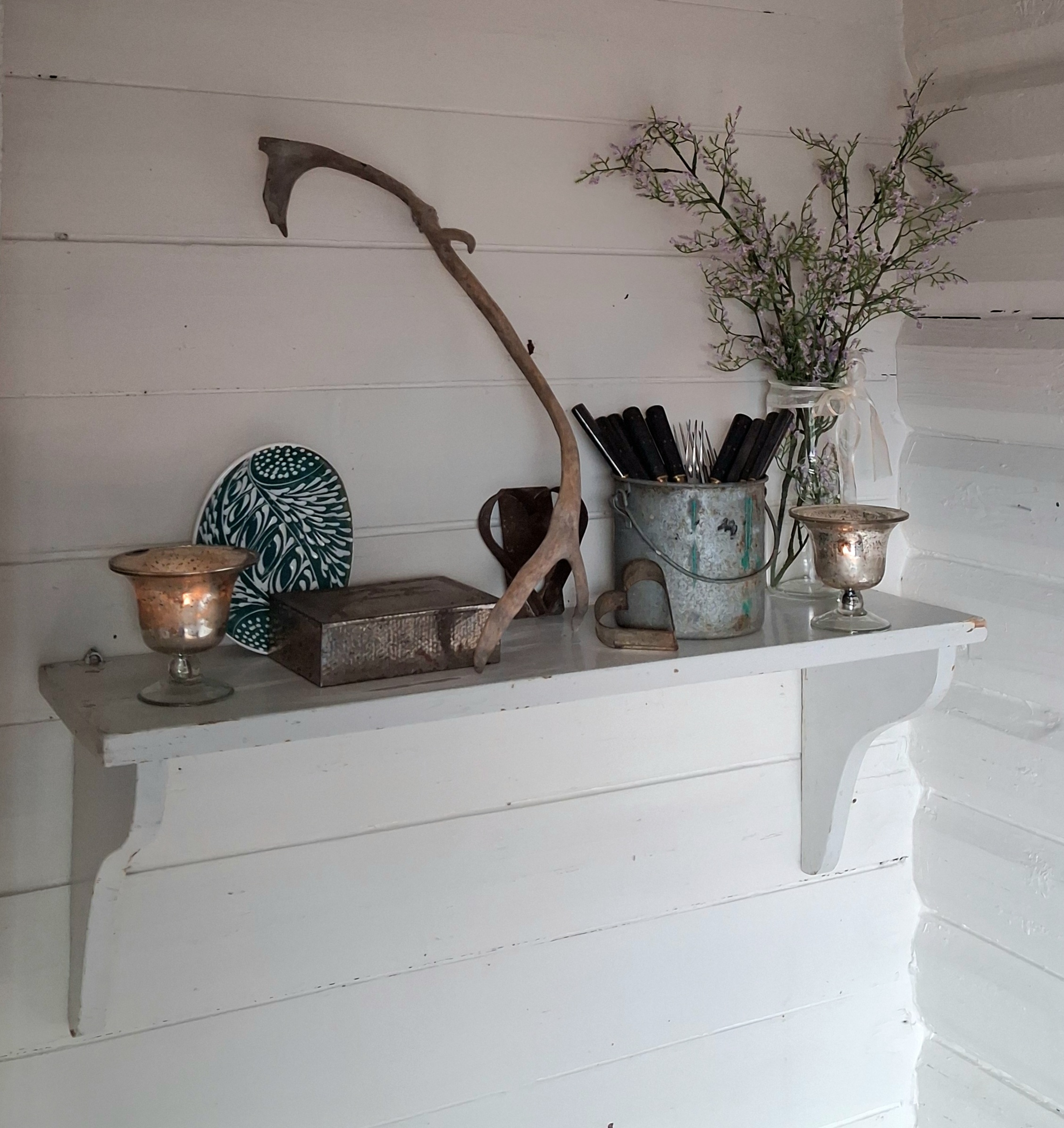 Stor gammel lysegrå hylde - i fin stand