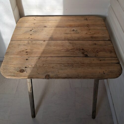 Rustikt gammelt havebord i robust “drivtømmer” træ