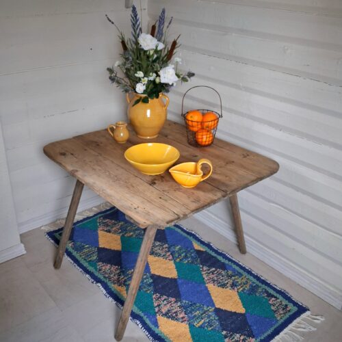 Rustikt gammelt havebord i robust “drivtømmer” træ