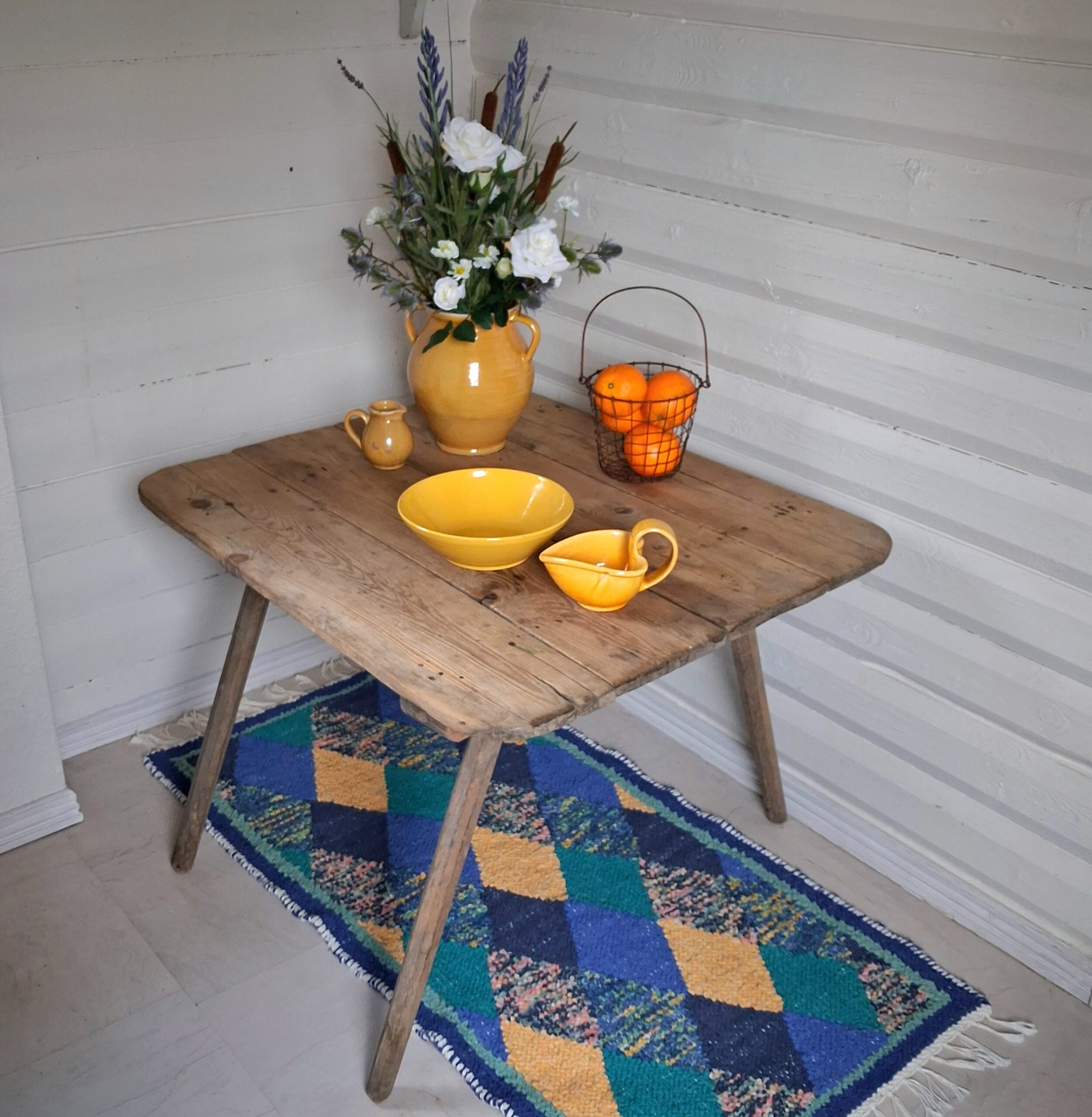 Rustikt gammelt havebord i robust "drivtømmer" træ