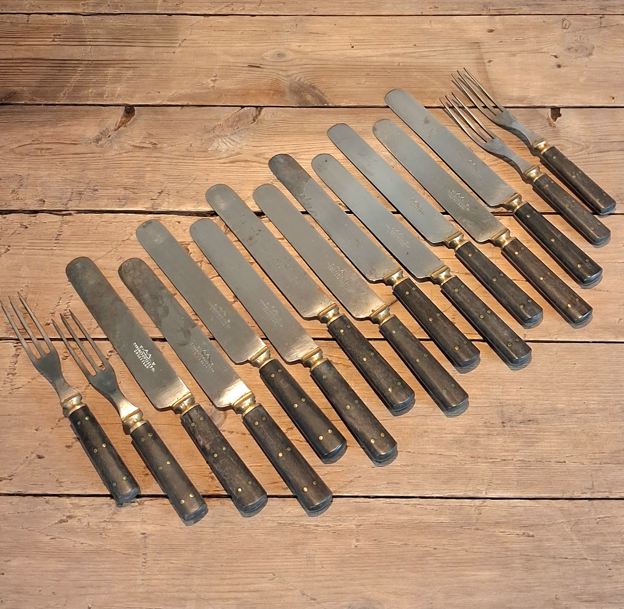 Smukt antikt bestiksæt i stål med benskafter
