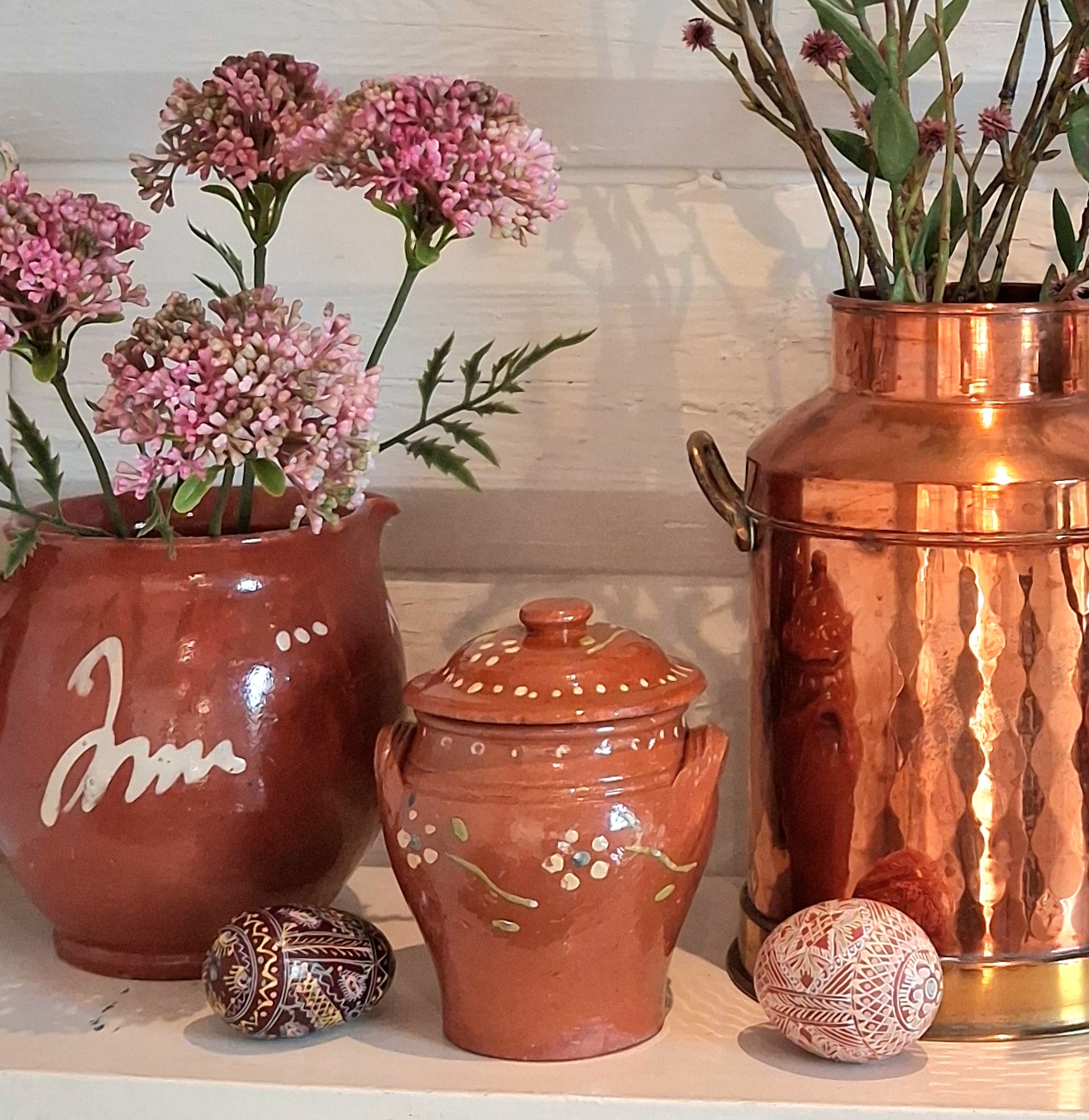 Lille svensk lerkrukke med låg