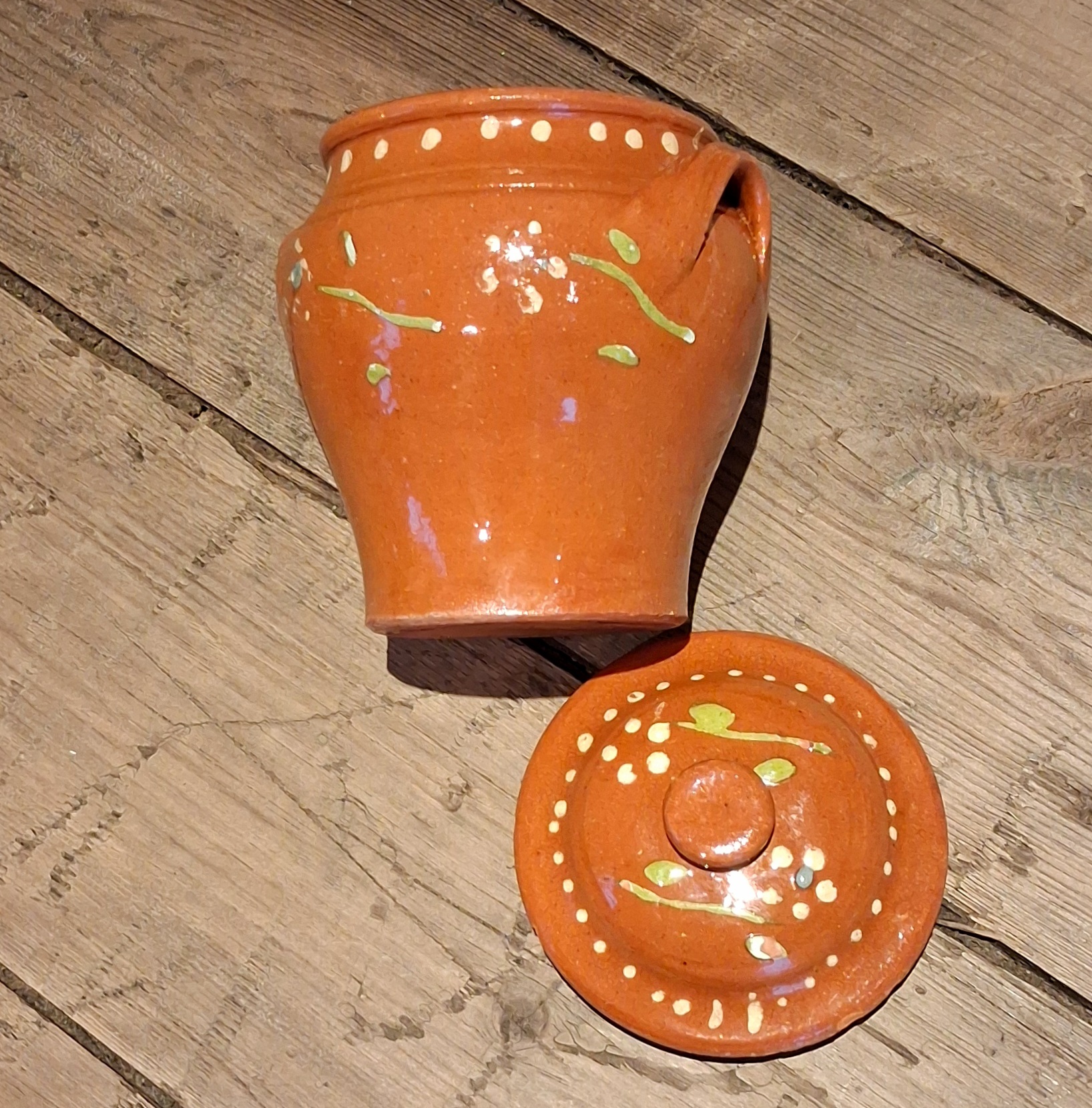 Lille svensk lerkrukke med låg - så fin