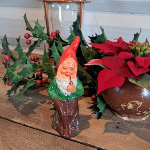 Den sødeste antikke nisse med pibe på træstub