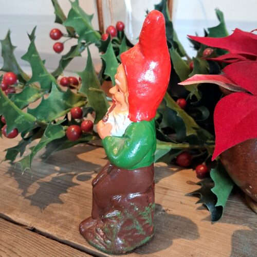 Den sødeste antikke nisse med pibe på træstub