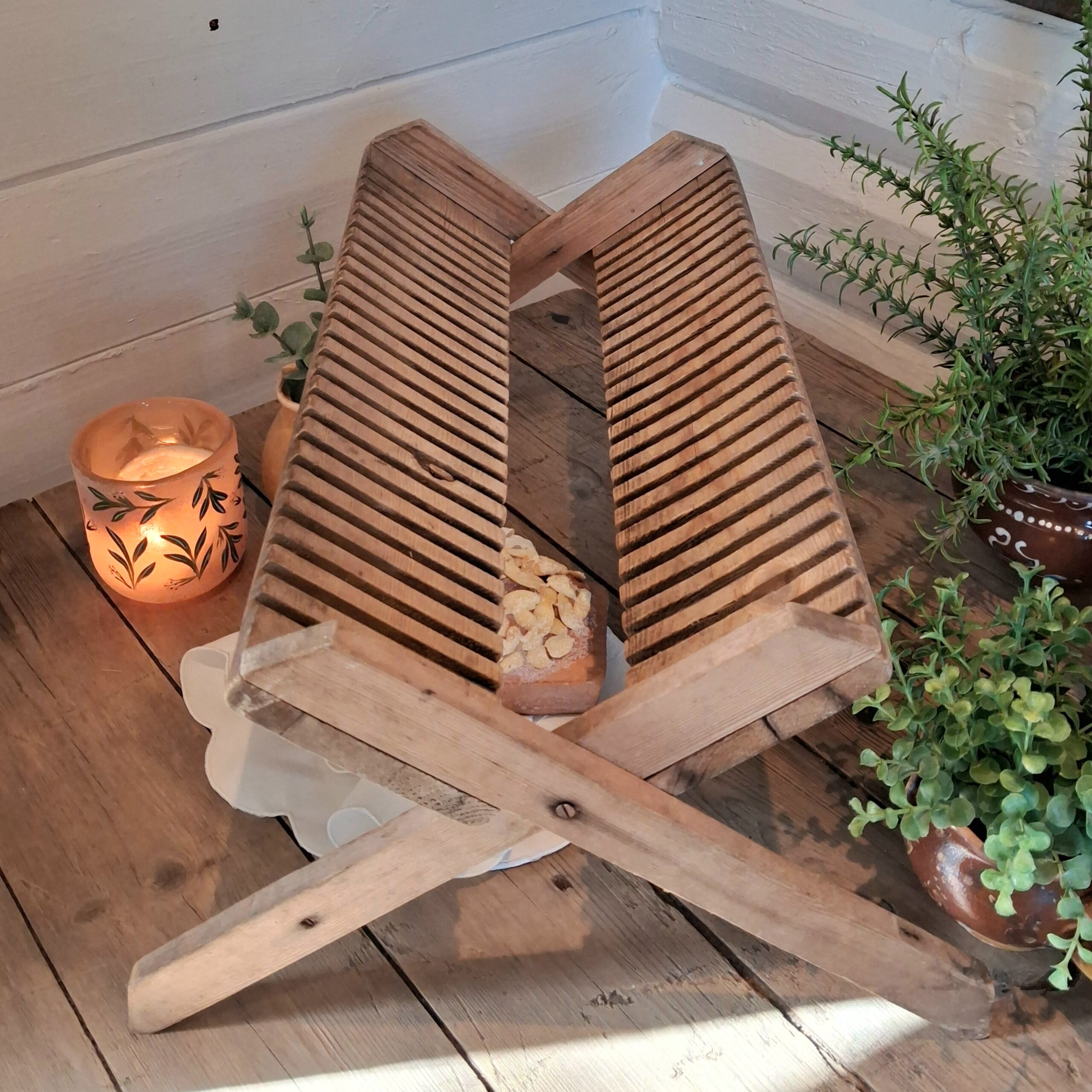 Fint gammelt svensk tallerken stativ i træ