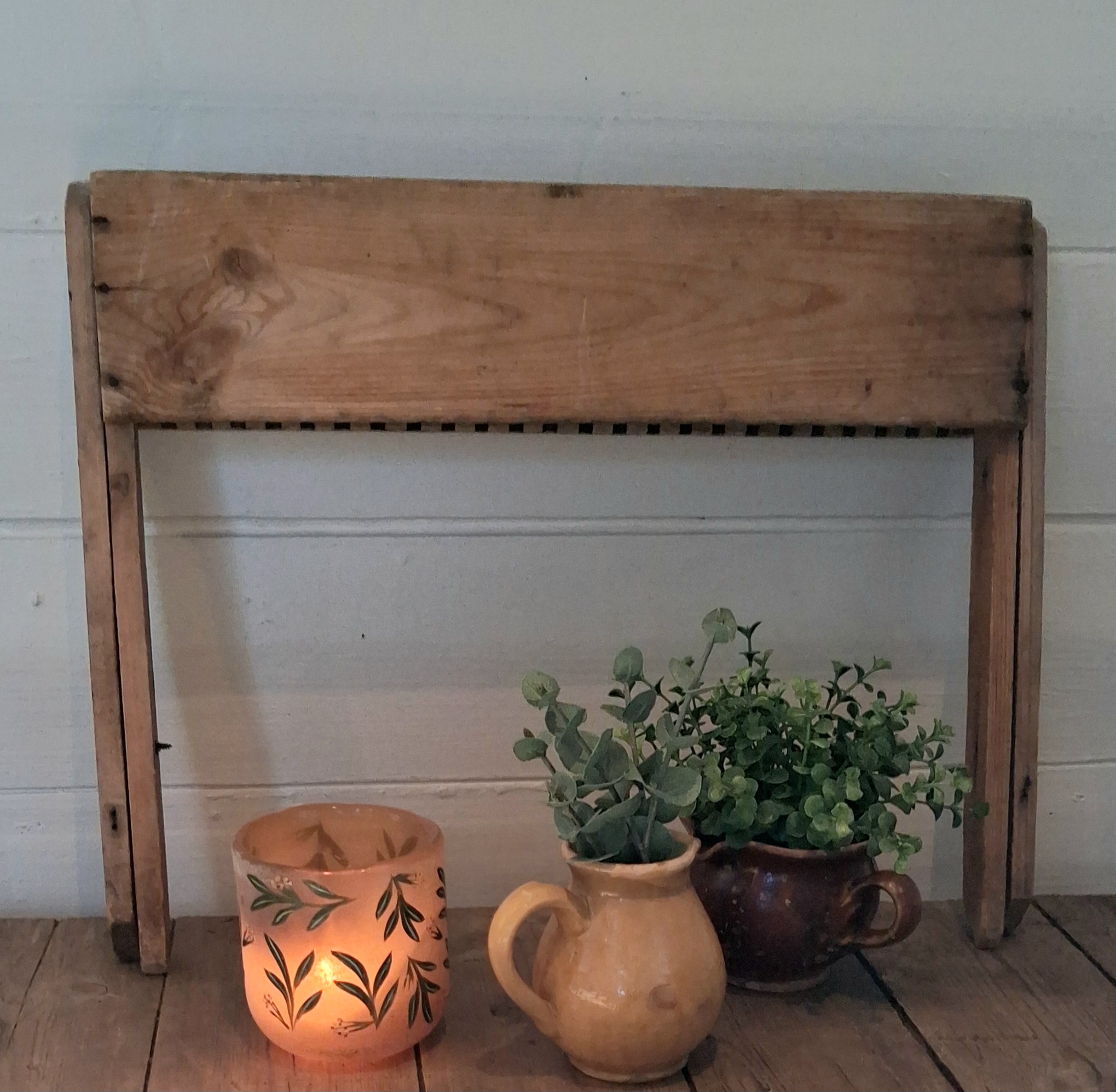 Fint gammelt tallerken stativ i træ