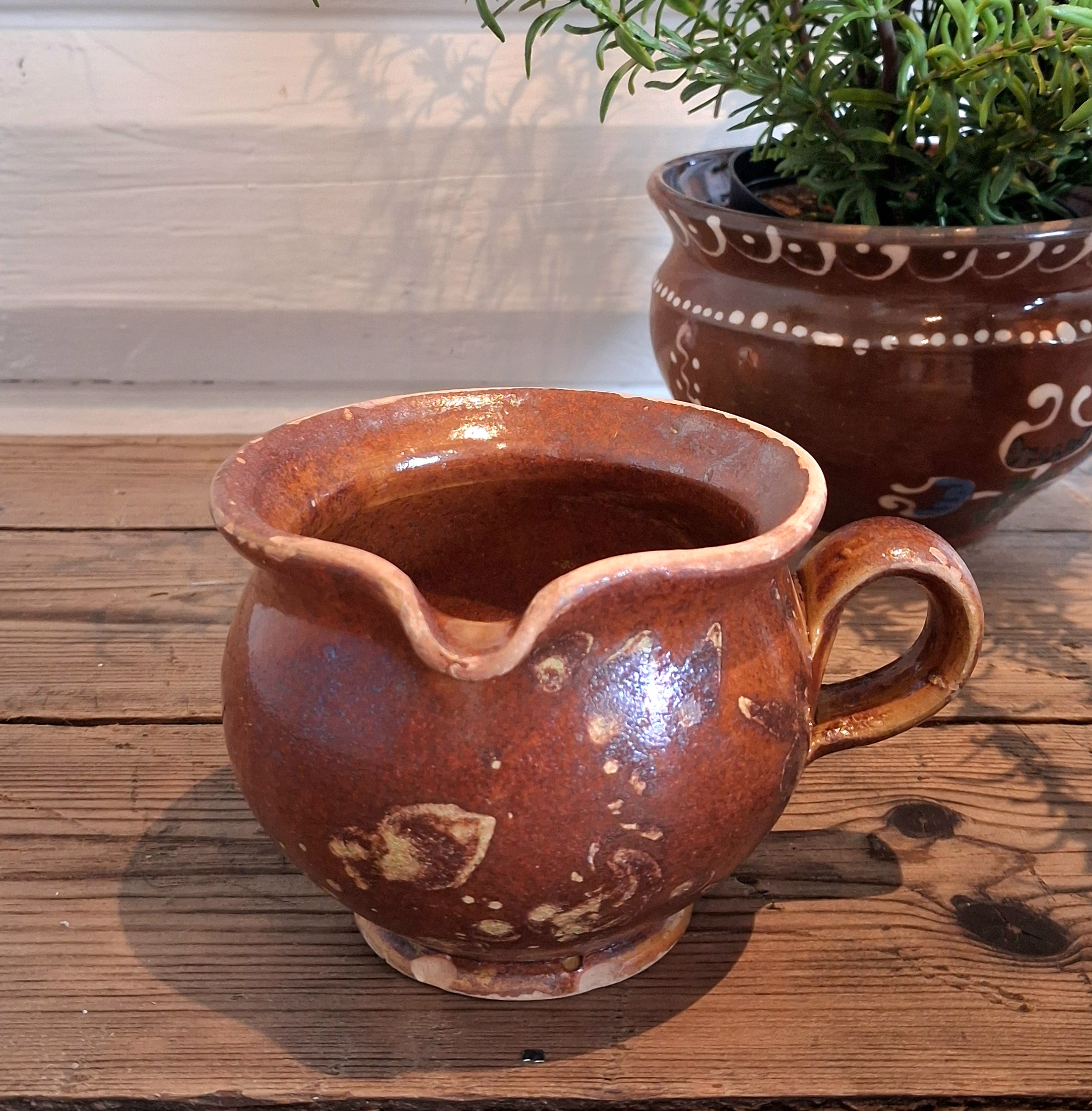 Sød gammel svensk lerkande i gyldenbrun glasur