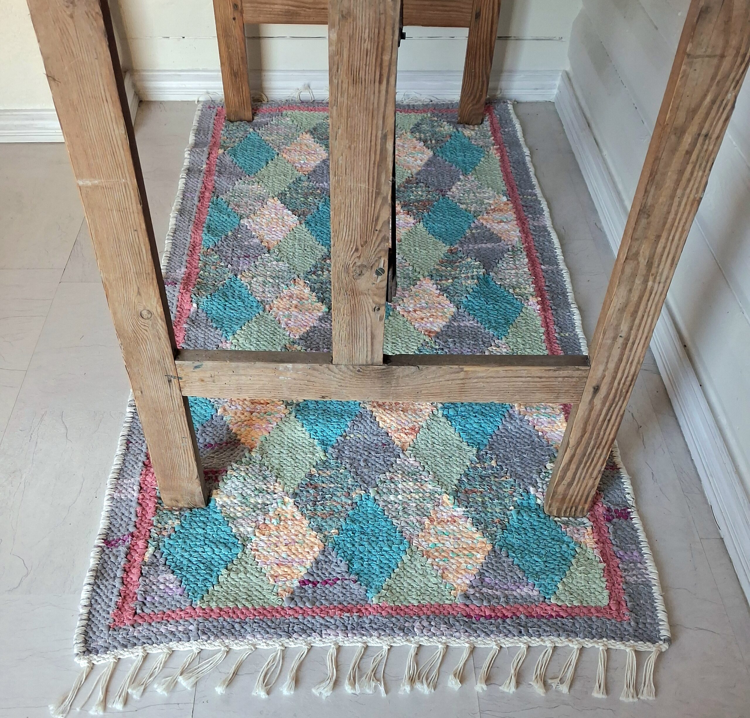 Flot håndvævet kludetæppe - dansk kunsthåndværk