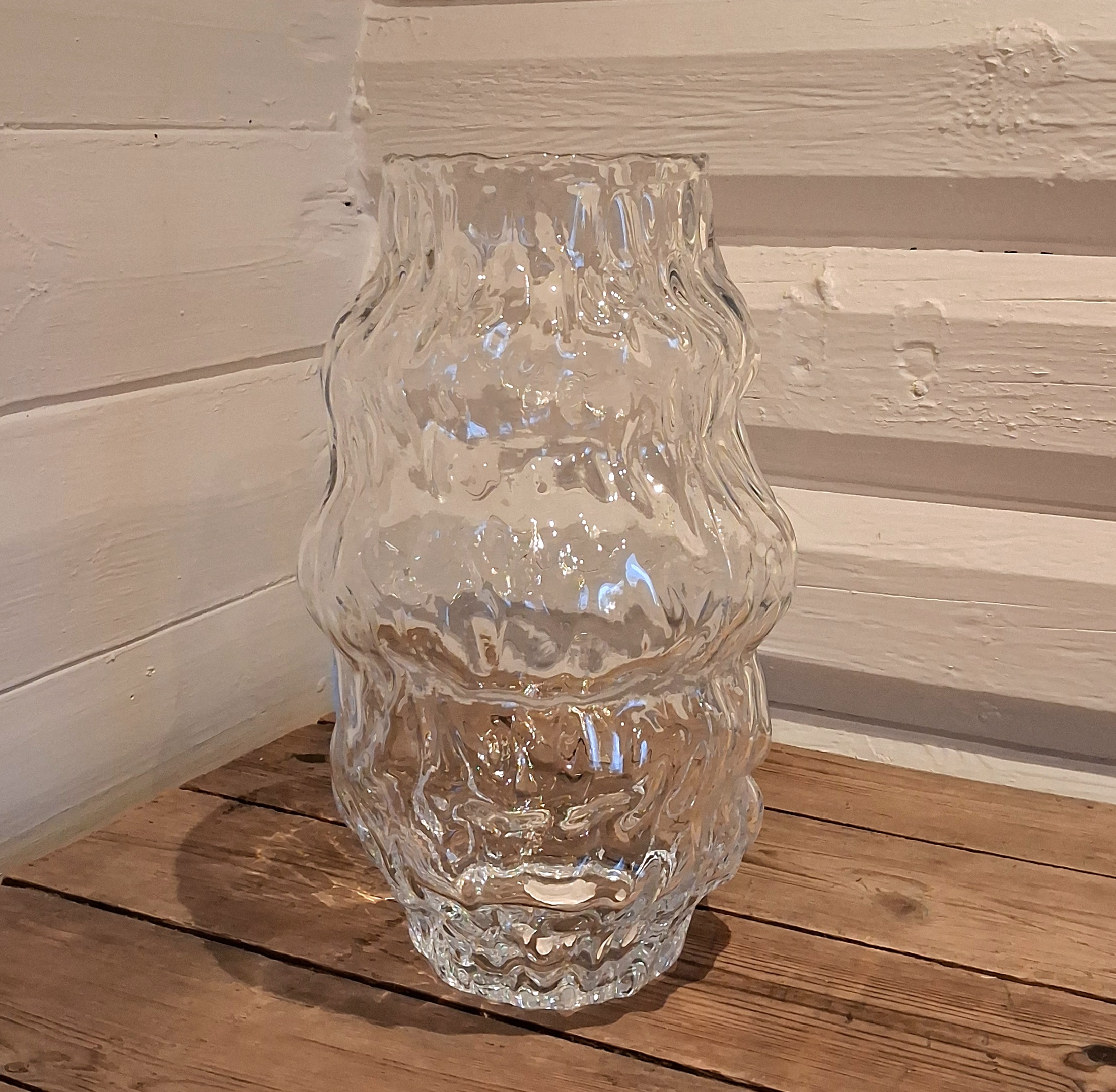 Smuk glasvase i høj facon