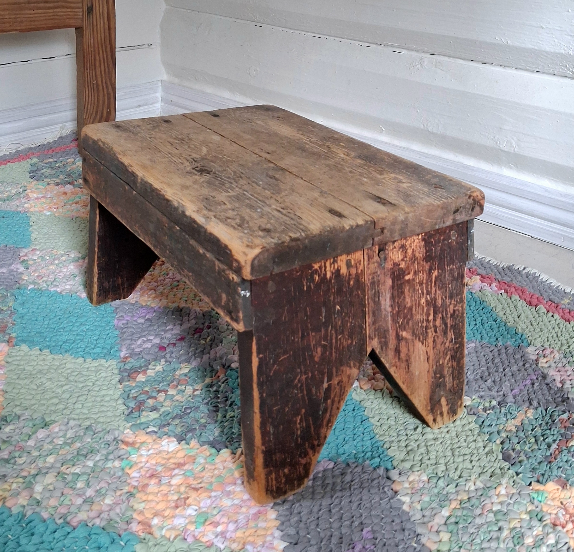 Skøn antik skammel med fin autentisk patina