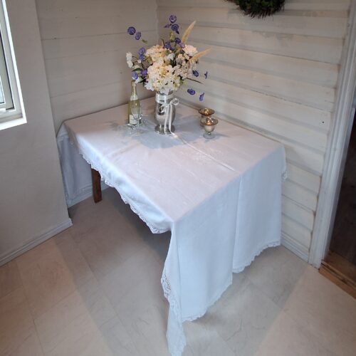 Smuk gammel hvid dug med fine broderier
