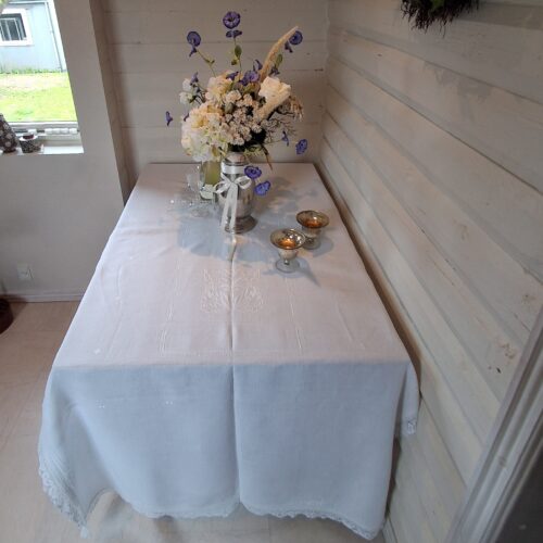 Smuk gammel hvid dug med fine broderier