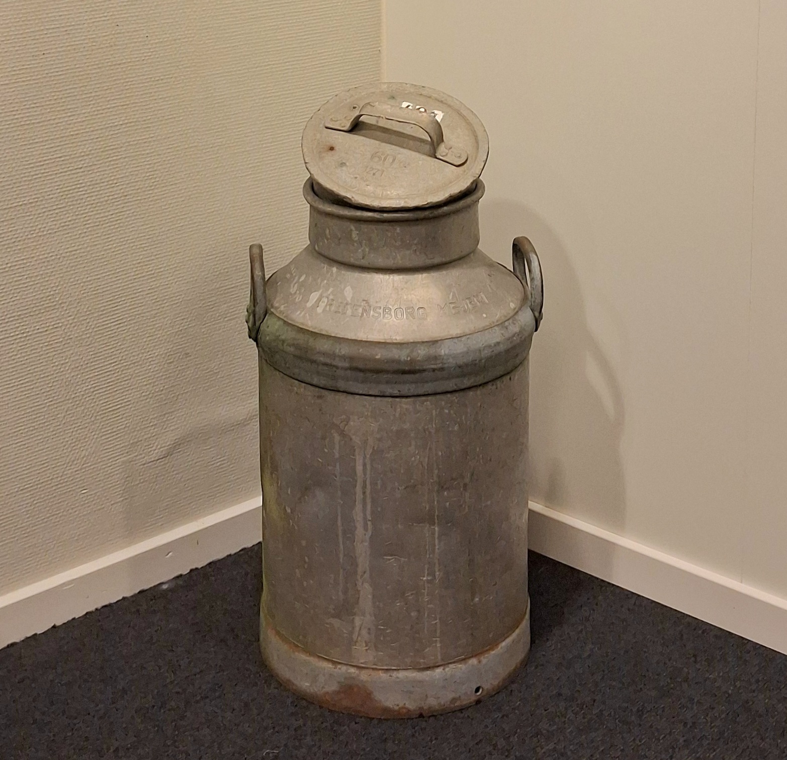 Stor gammel mælkejunge med låg og hanke