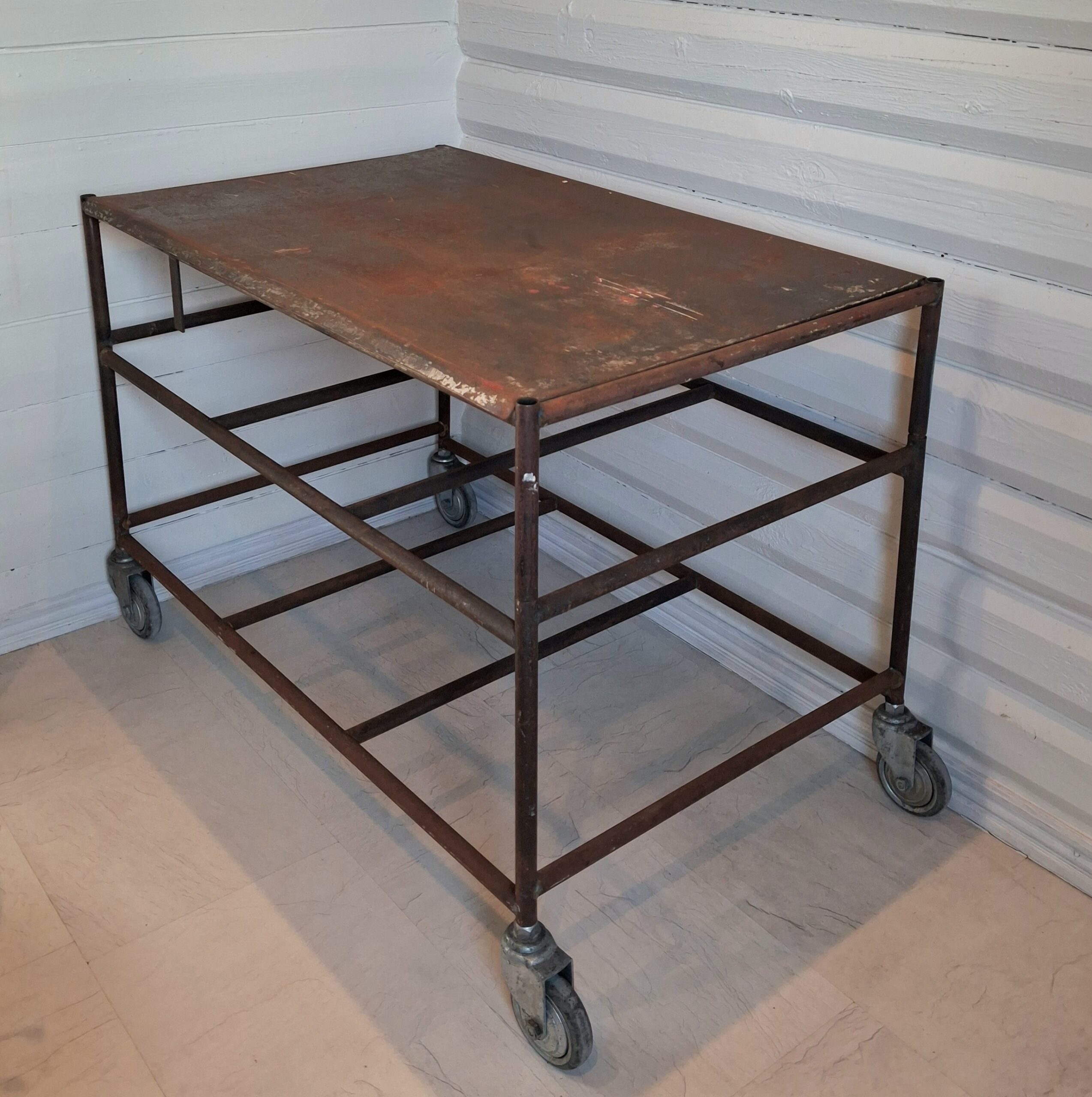Industrielt rullebord med skøn patina og hjul