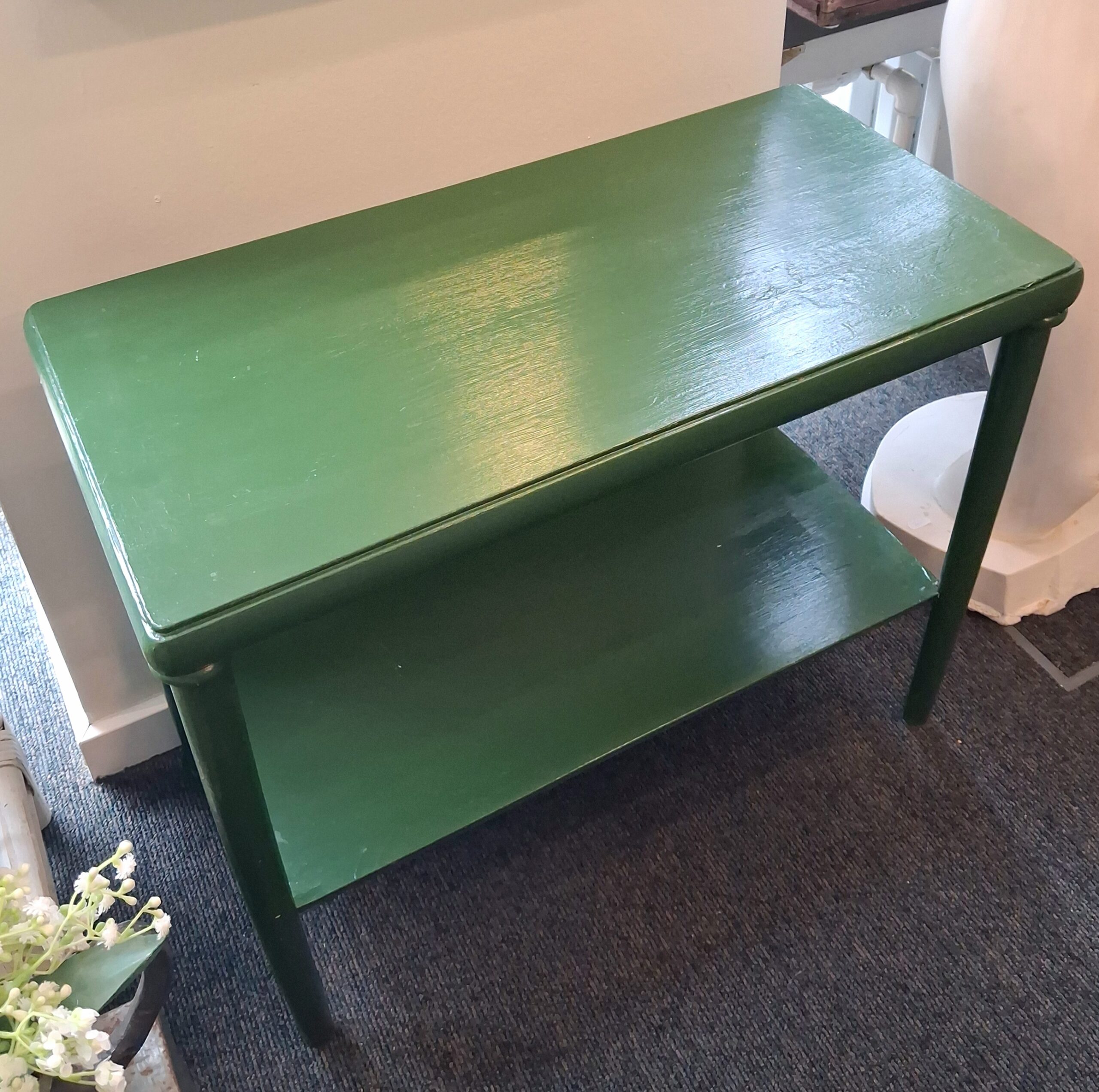 Fint lille grønmalet bord med hylde