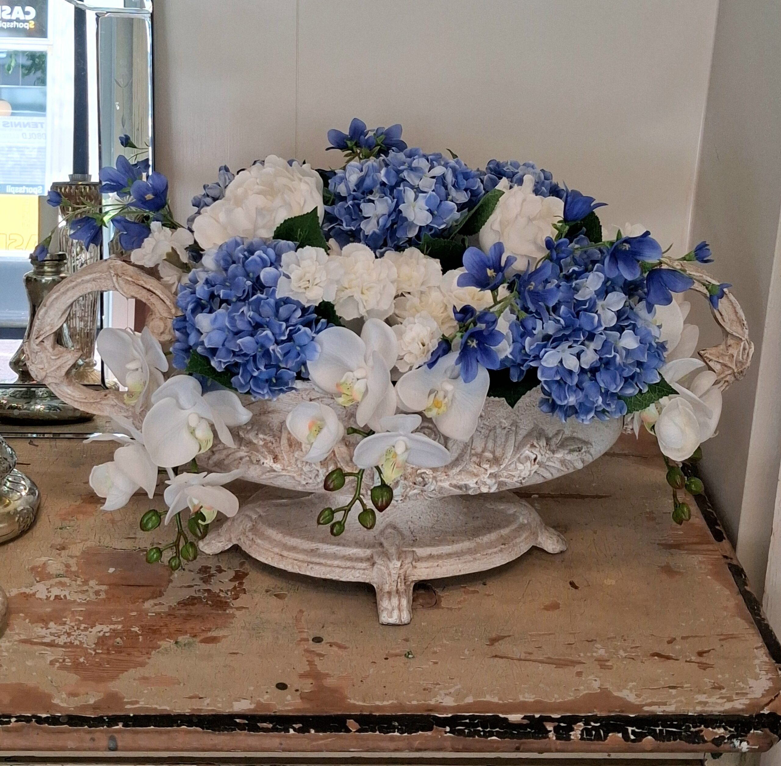 Smukke blomster i Jardinieren