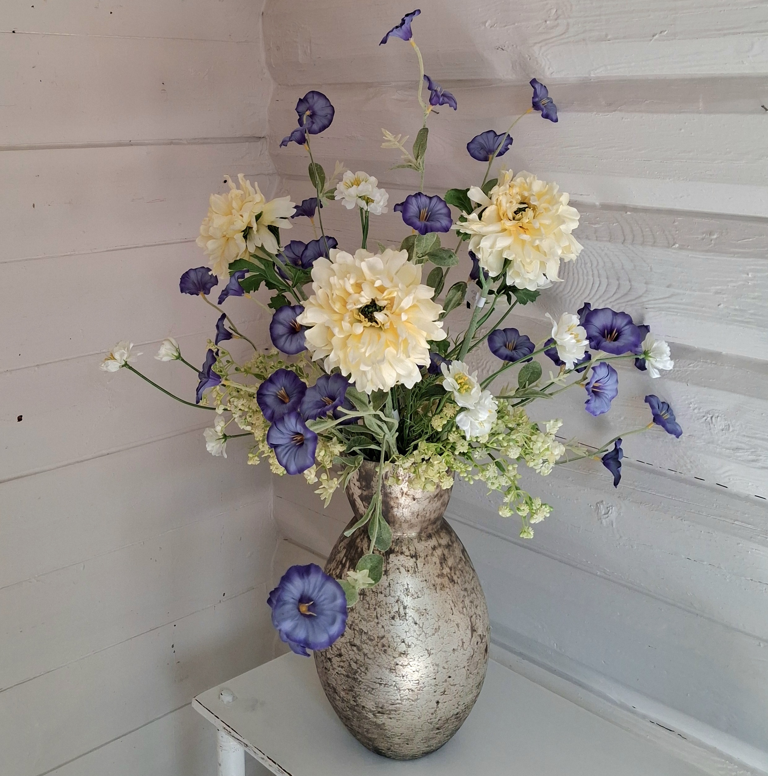 En skøn buket med kunstige blomster
