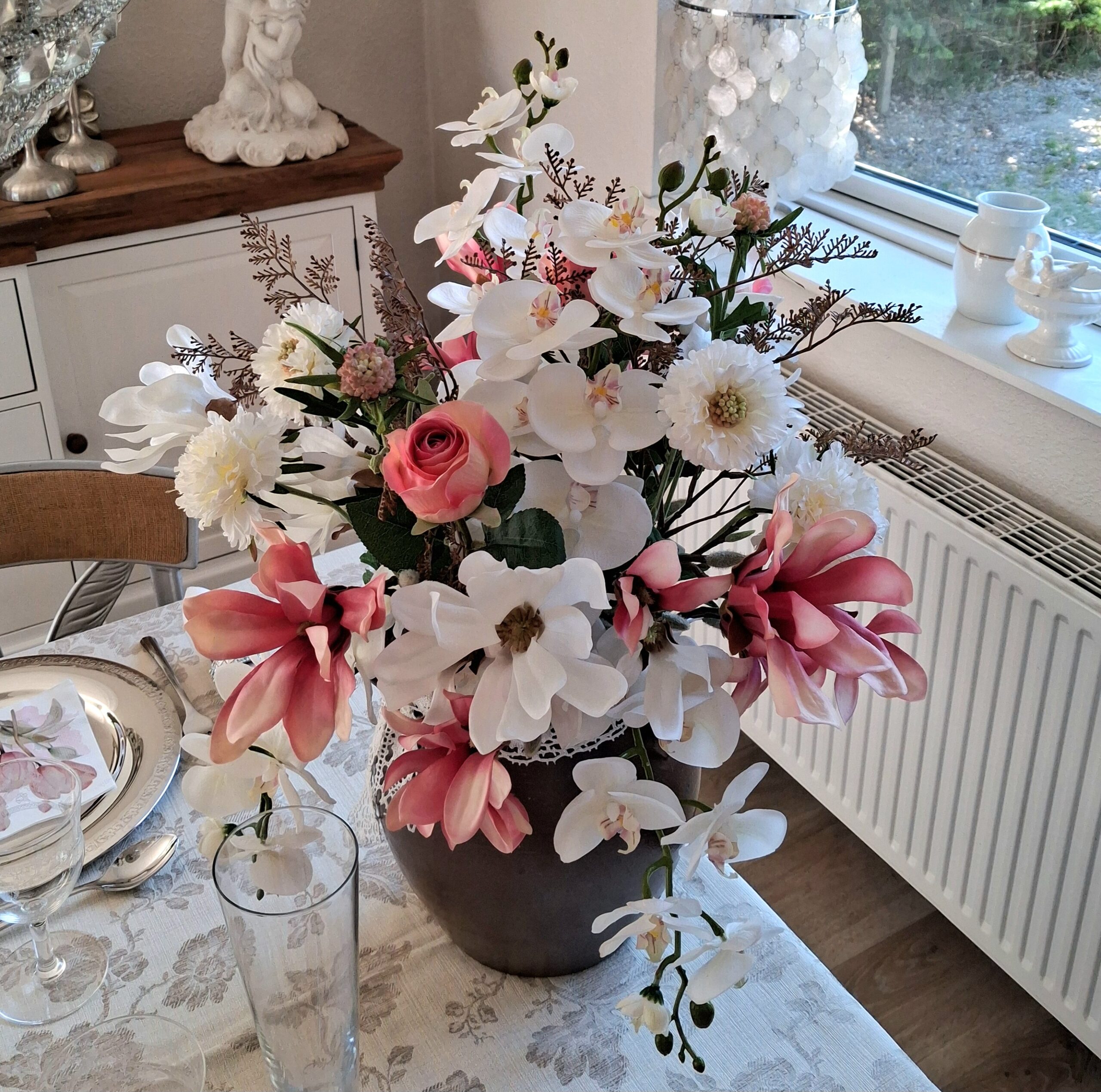 Den smukkeste buket med Magnolier og Orkideer
