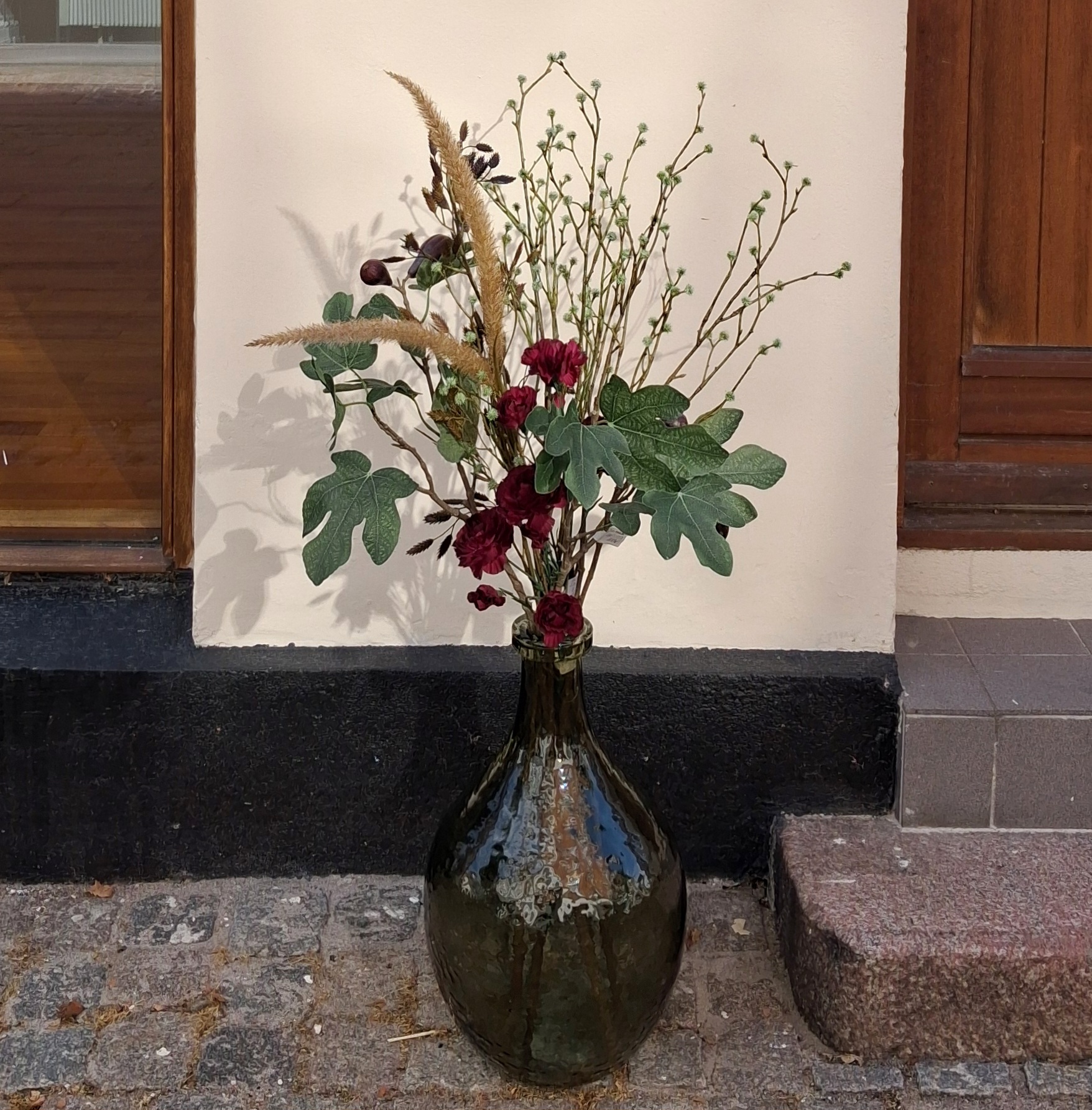 Smukke og dekorative kunstige blomster og grene