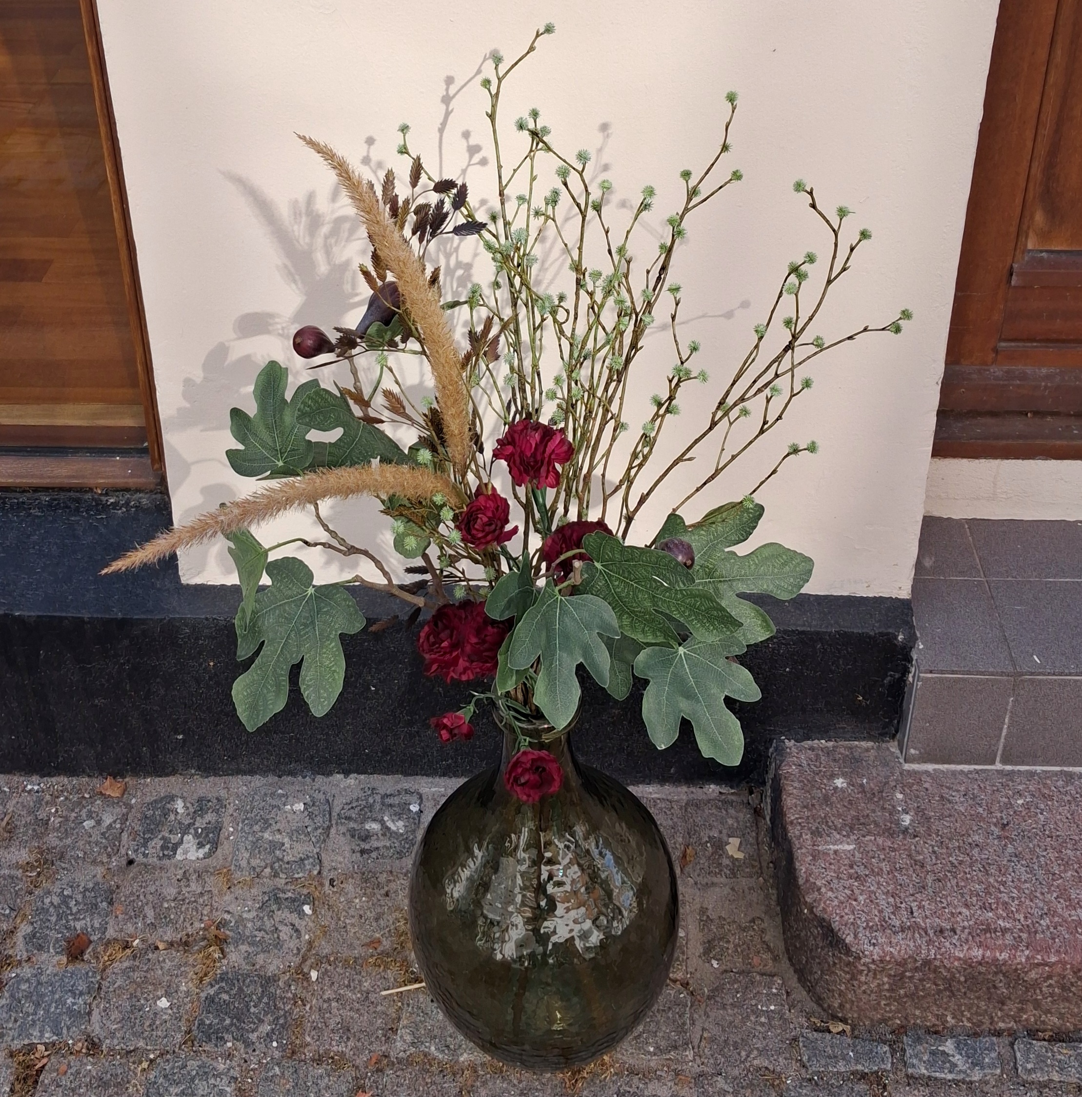 Smukke og dekorative kunstige blomster og grene