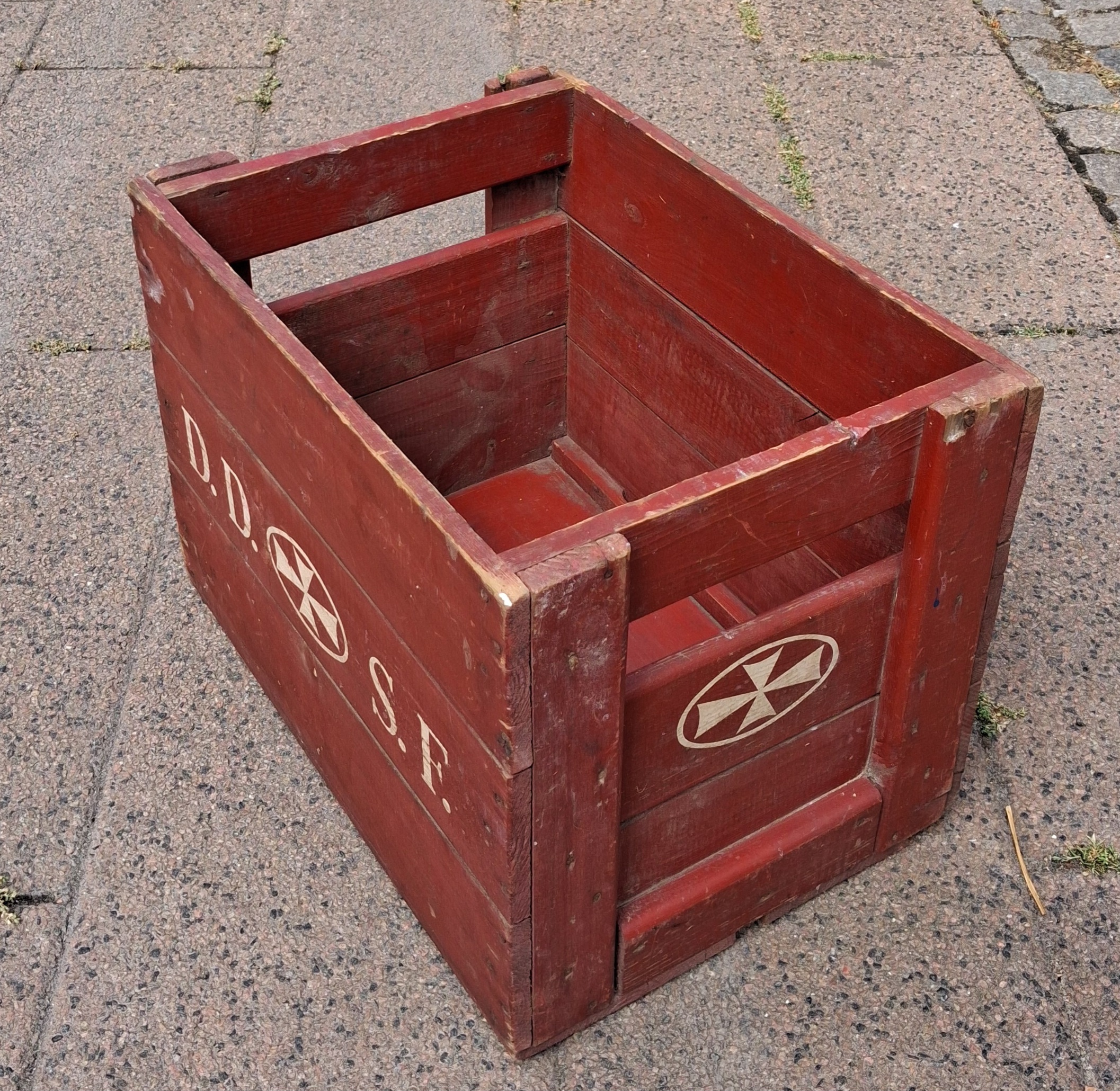 Rustik DDFS trækasse med logo i flot stand