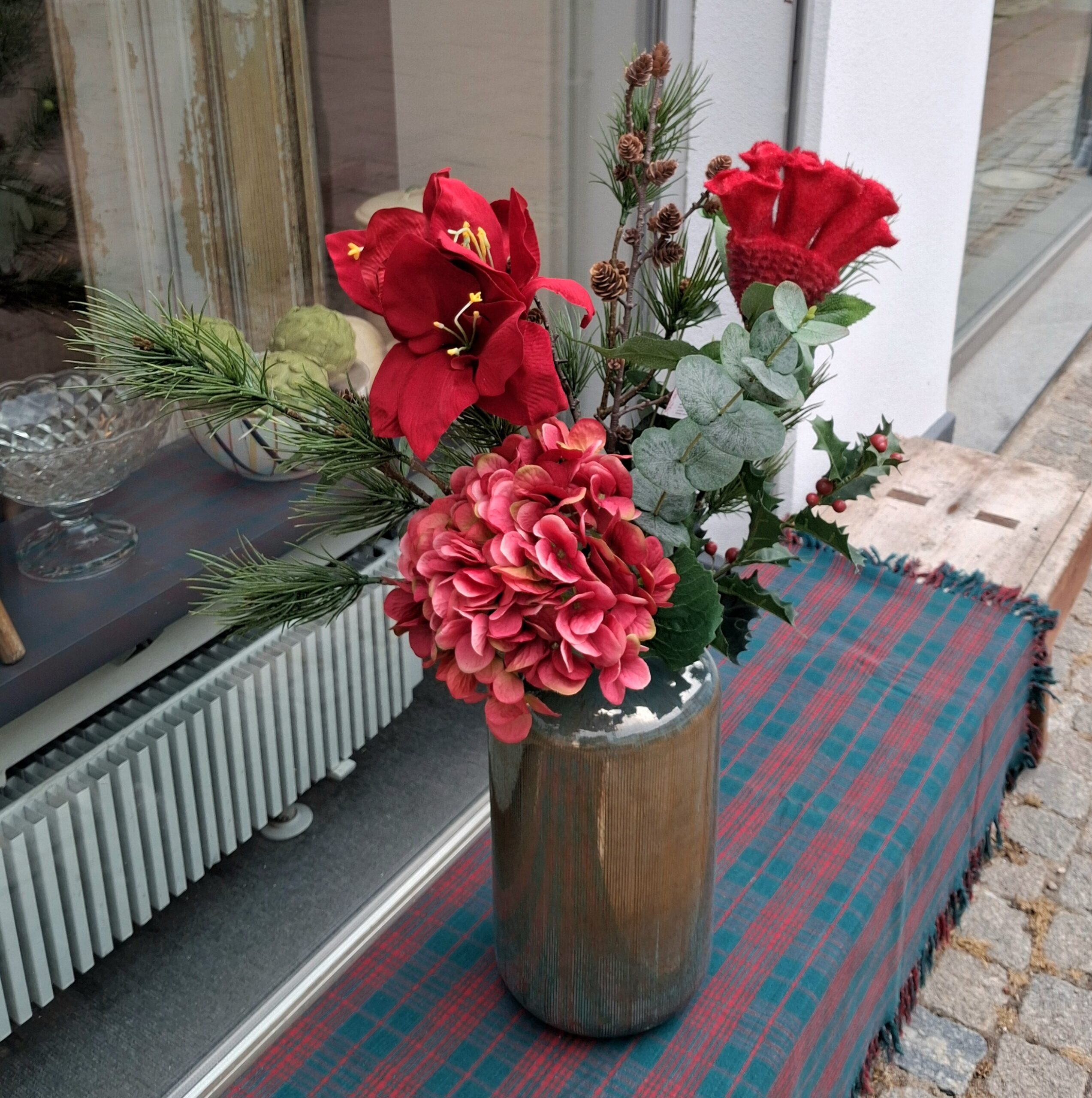 En flot jule buket med smukke blomster og grene