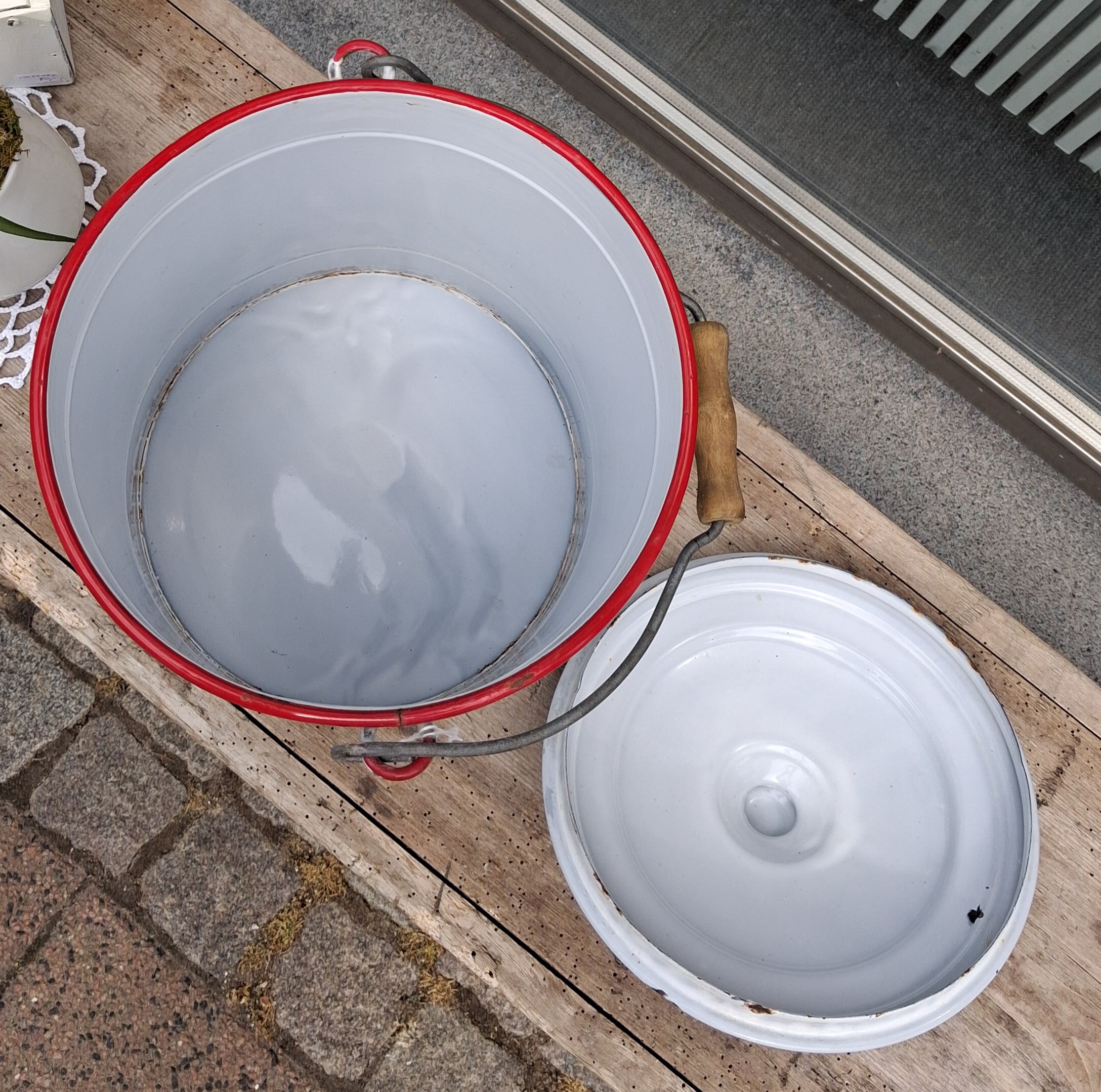 Stor flot hvid emalje spand