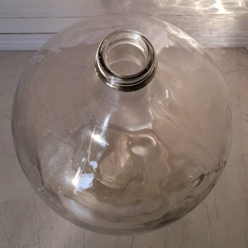 Gammel klar vinballon i flot stand