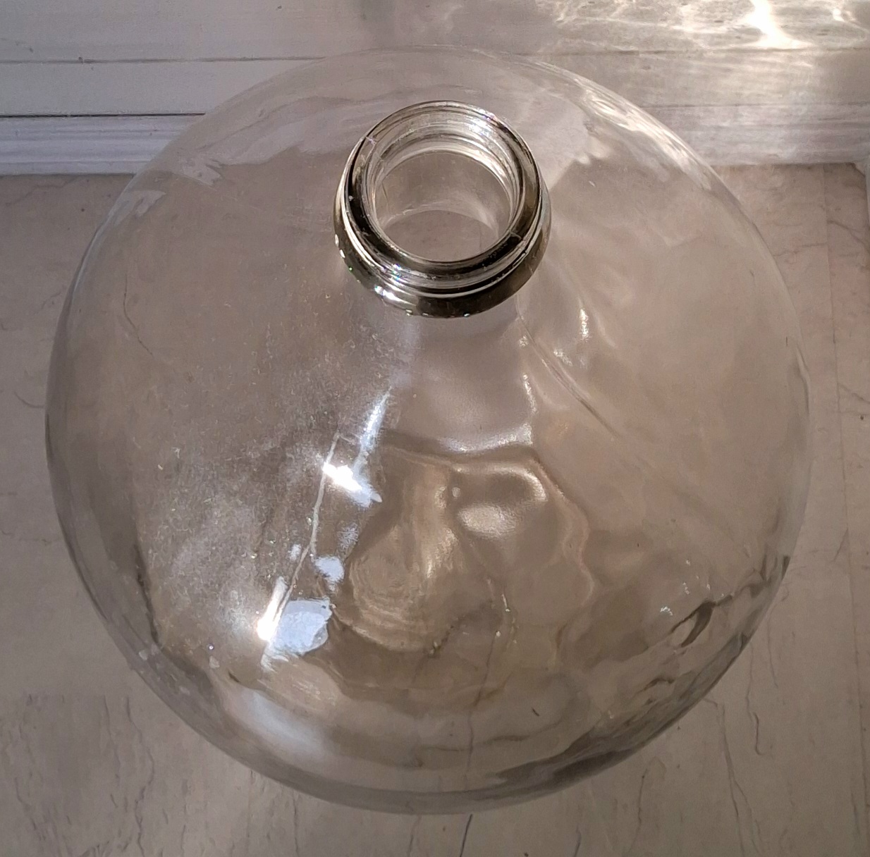 Gammel klar vinballon i flot stand