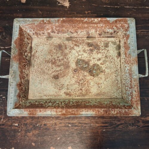 Rustik metal bakke med flot rustpatiering
