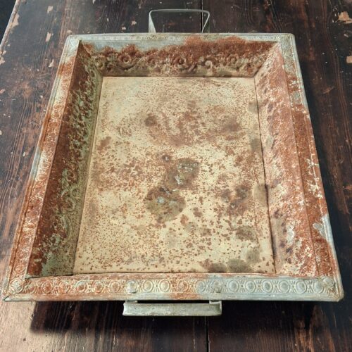 Rustik metal bakke med flot rustpatiering