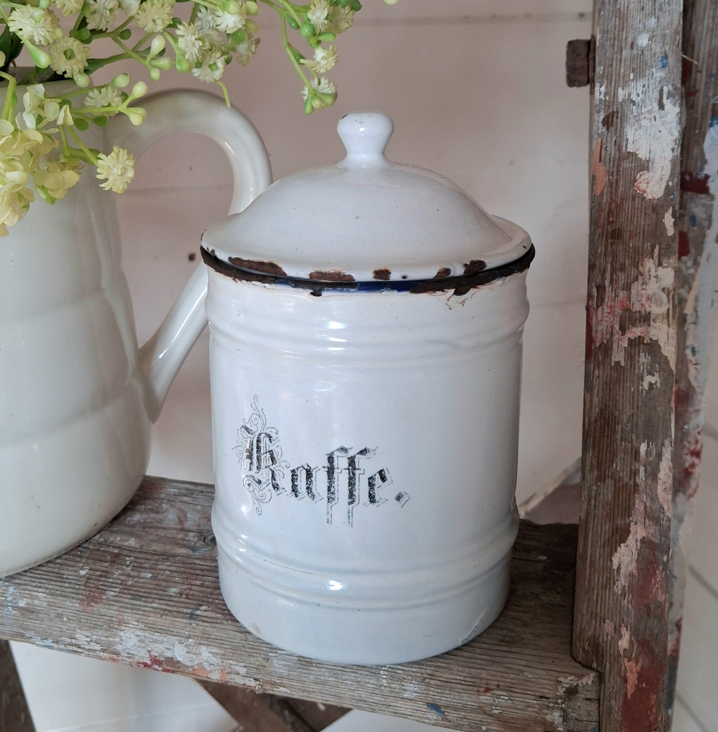 Flot kaffedåse i hvid emalje med fin patina