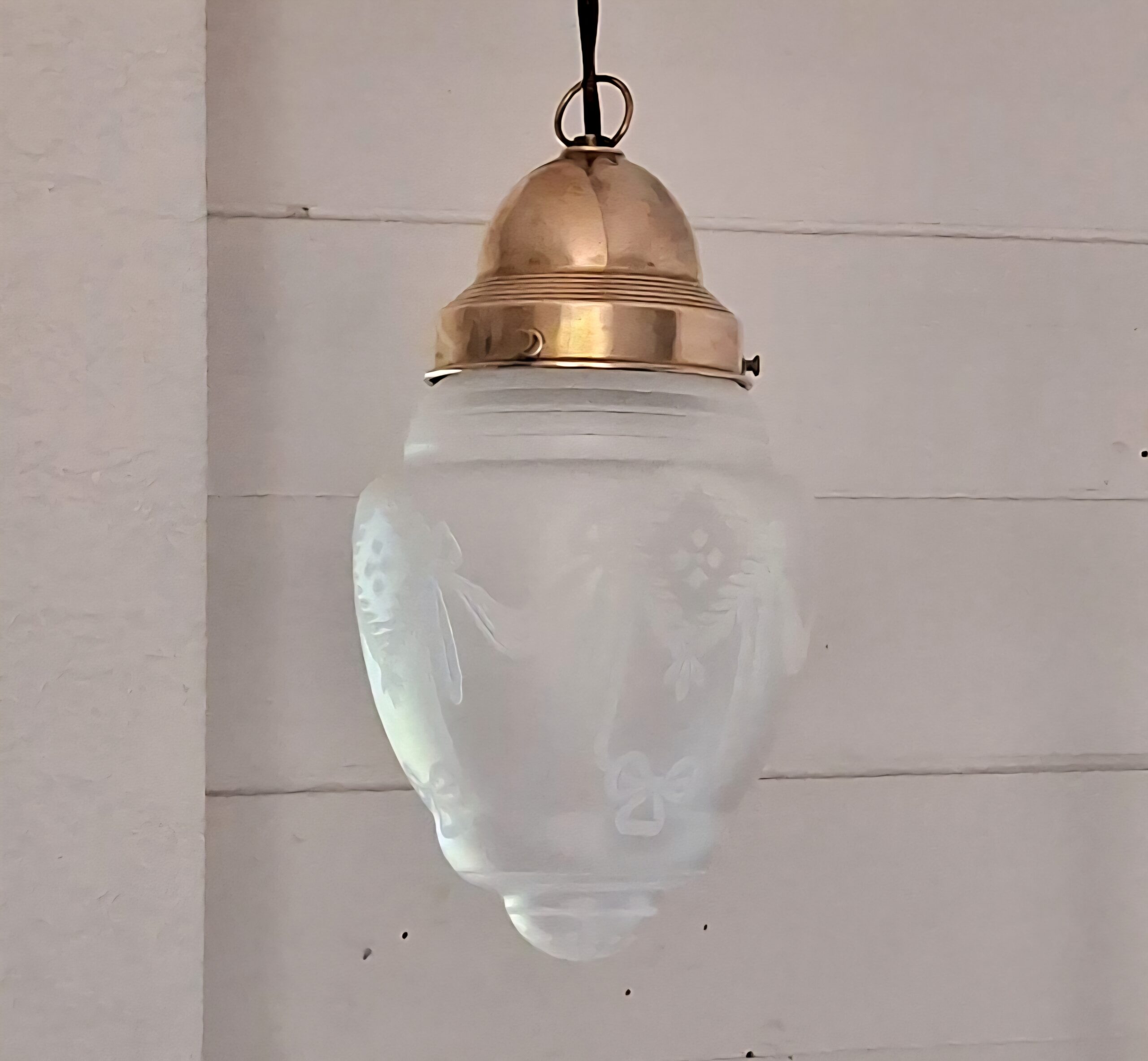Smuk gammel loftlampe i glas og messing med ny stofledning