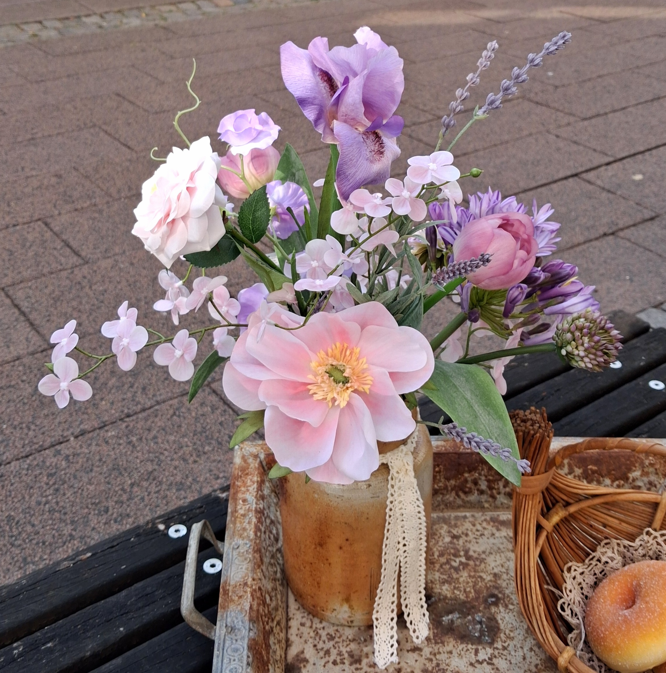Sød buket med Iris og Anemone