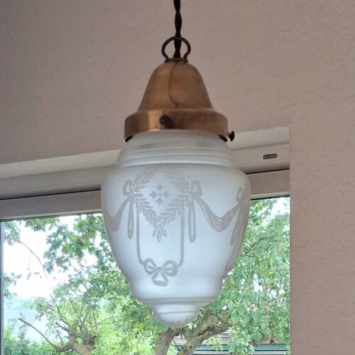 Smuk gammel loftlampe i glas og messing med ny stofledning