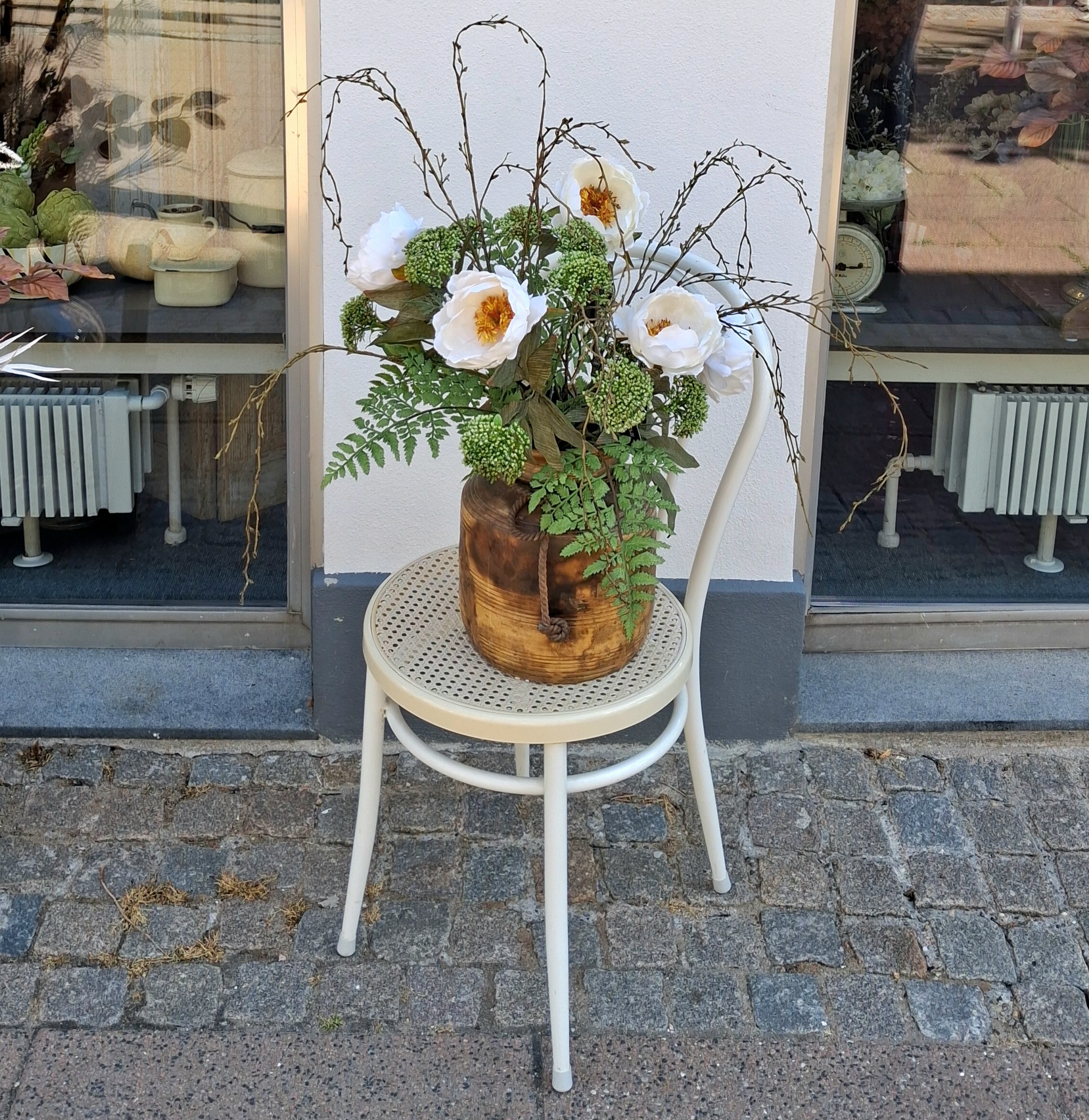 Smukke blomster i olivenkrukken...