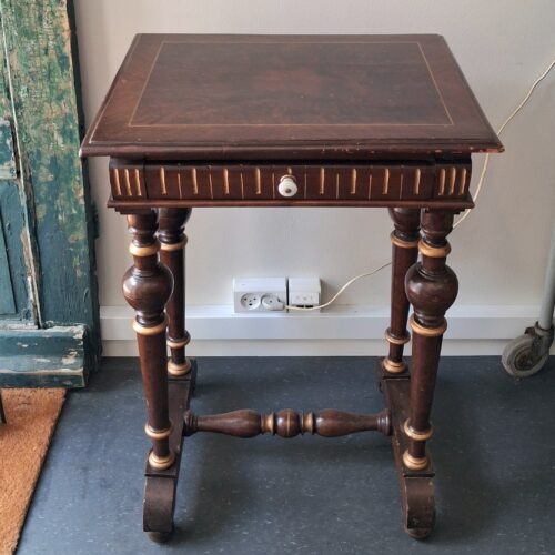 Elegant lille bord med skuffe og fine detaljer