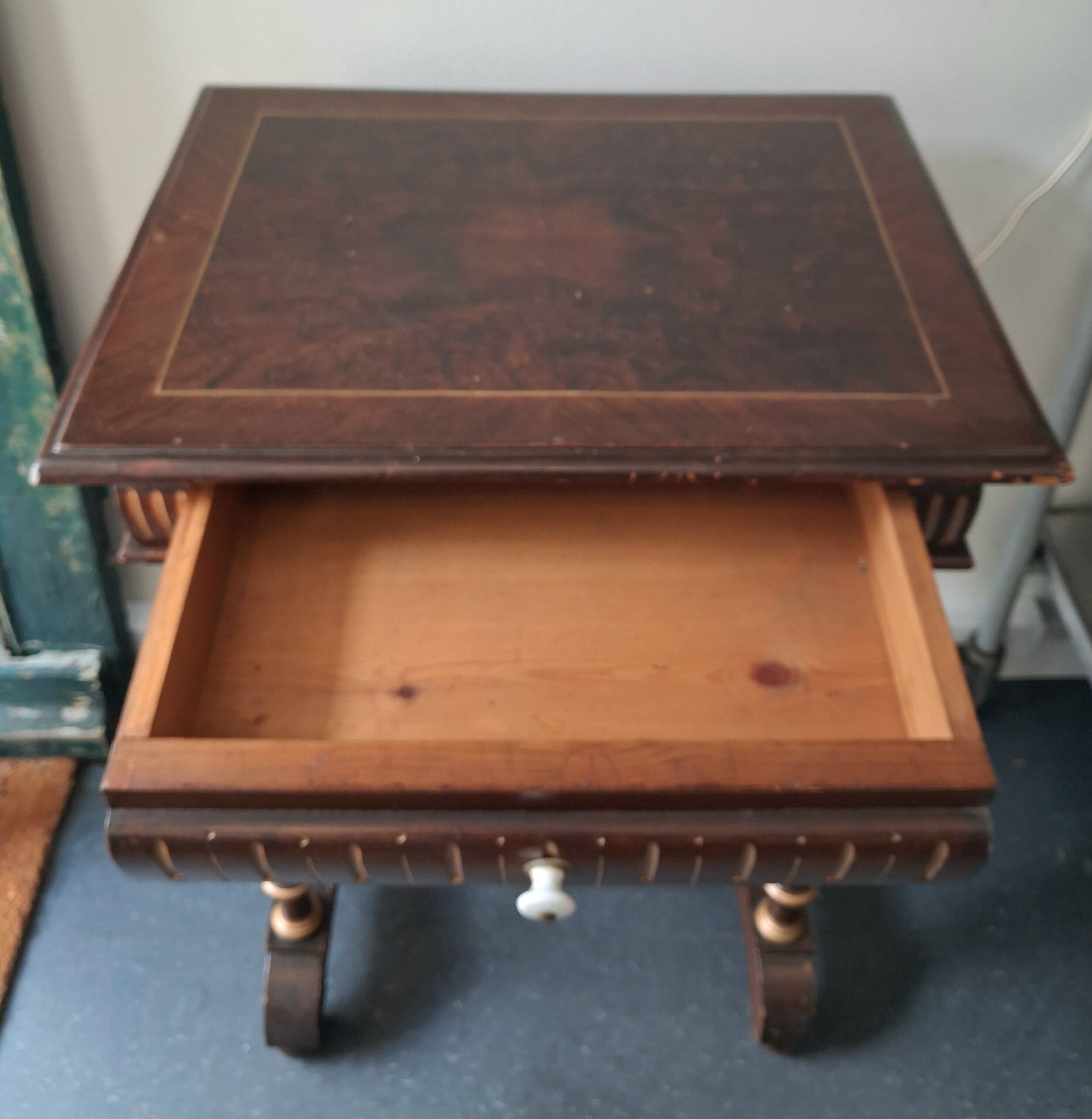 Elegant lille bord med skuffe