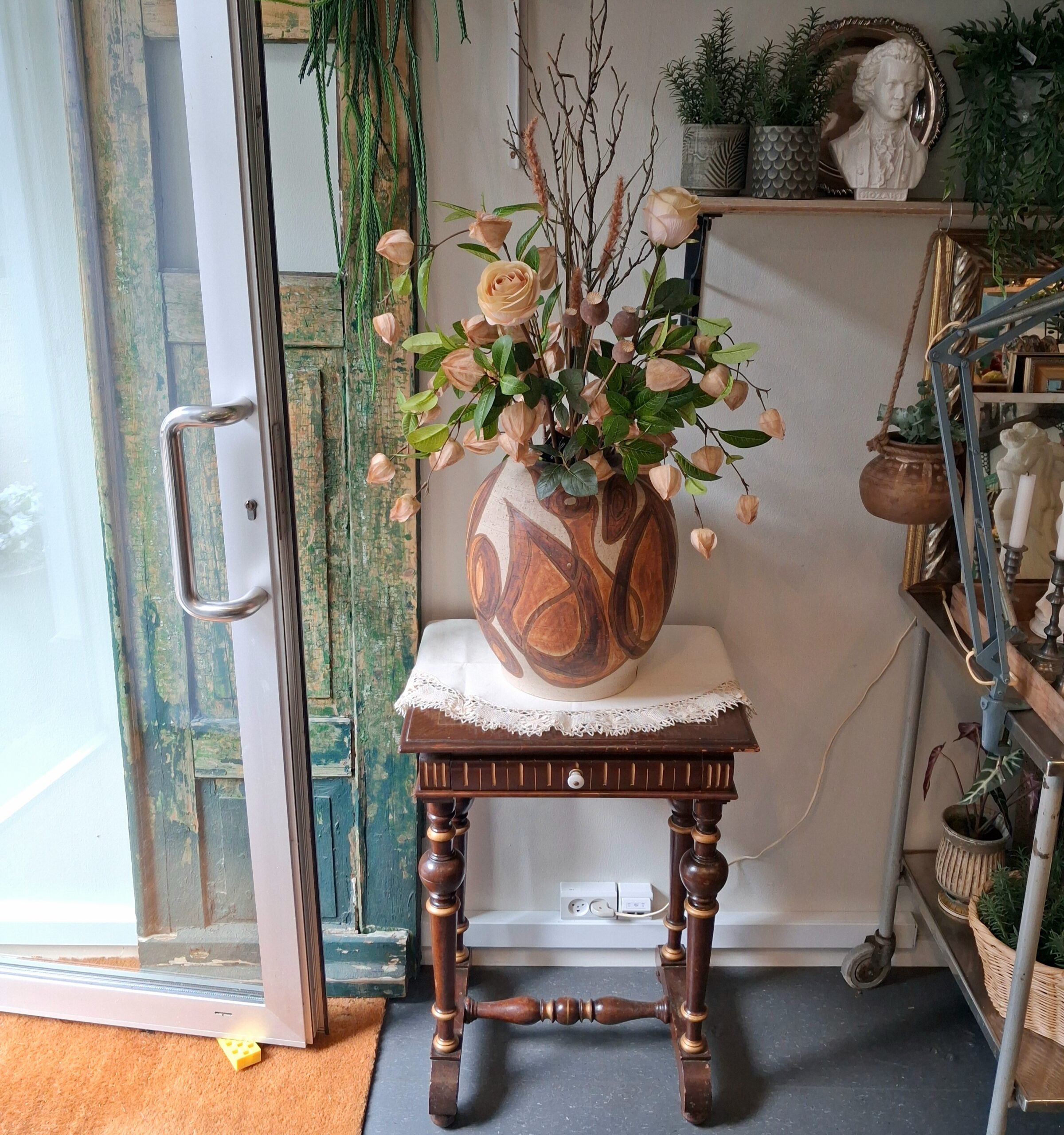 Elegant lille bord med skuffe