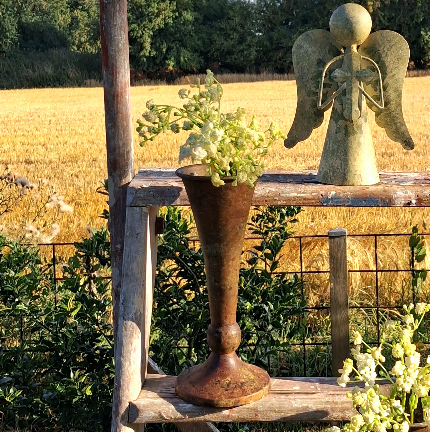 Trompetformet rustik metalvase - recycled