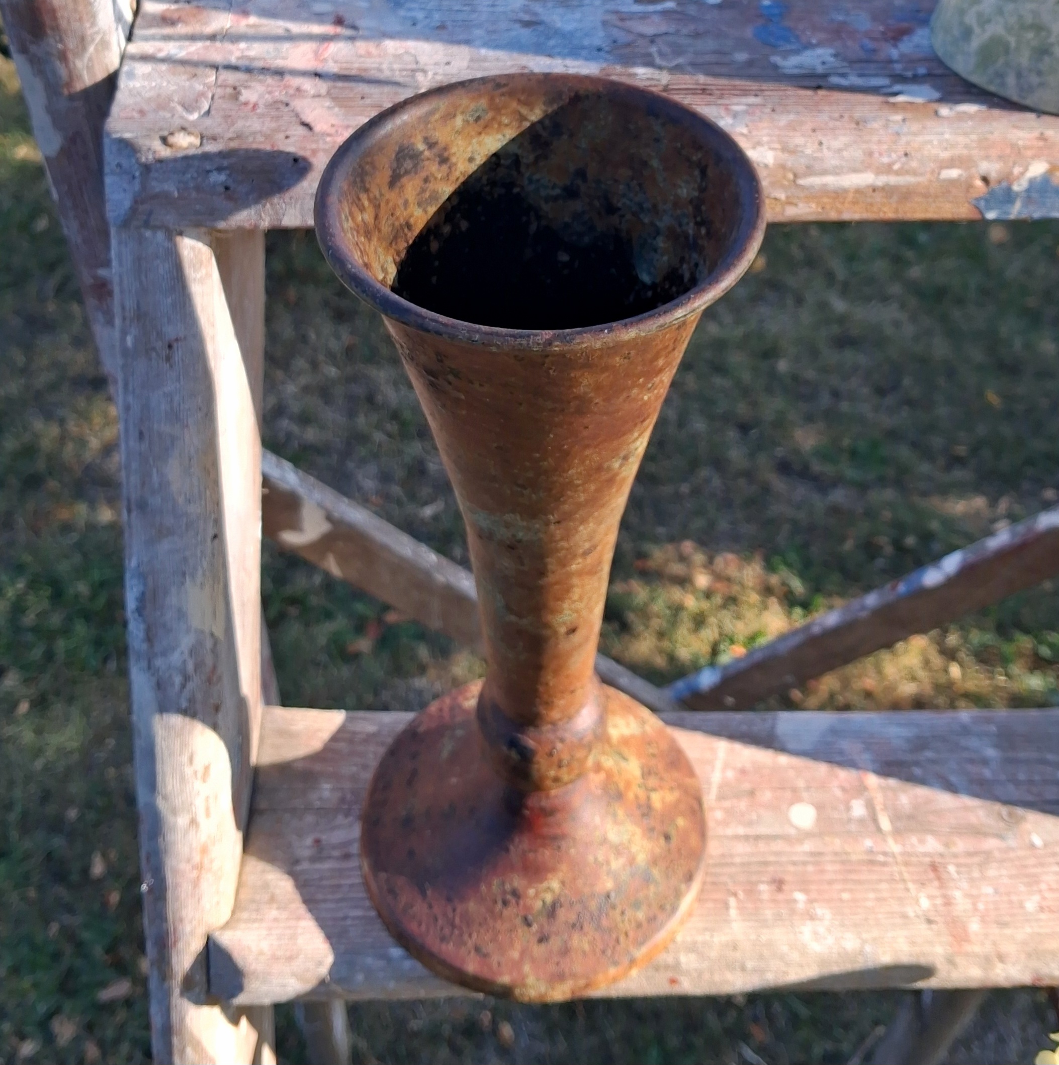 Trompetformet rustik metalvase