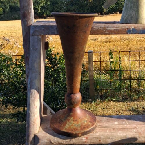 Trompetformet rustik metalvase – recycled