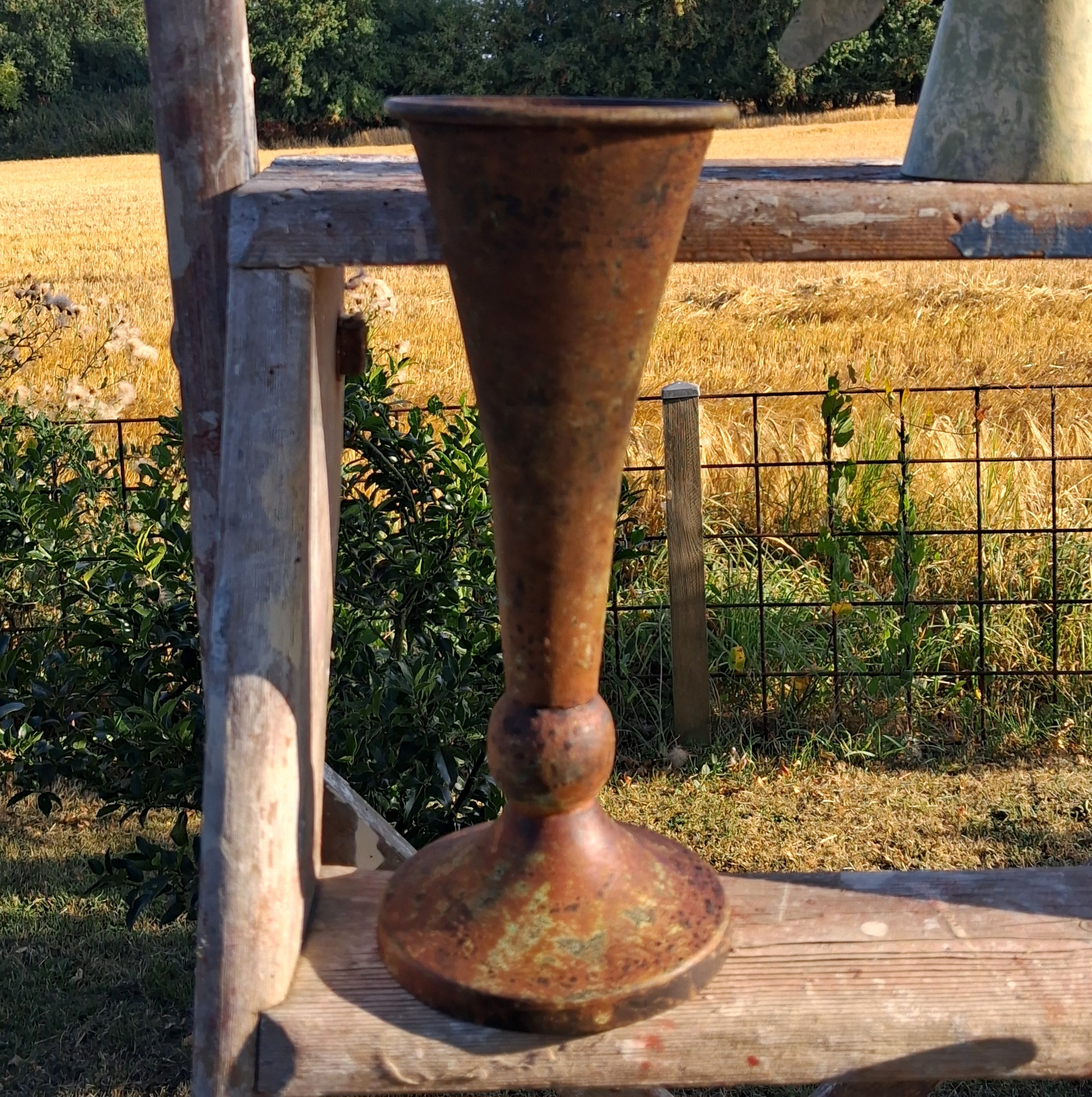 Trompetformet rustik metal vase - recycled