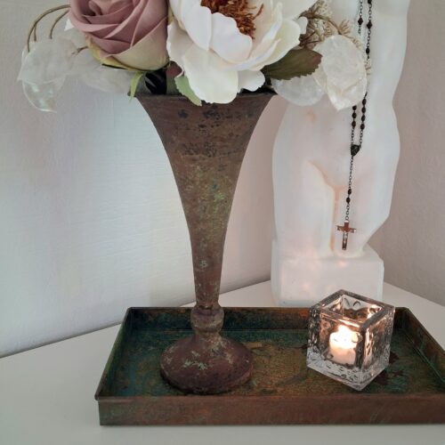 Trompetformet rustik metalvase – recycled