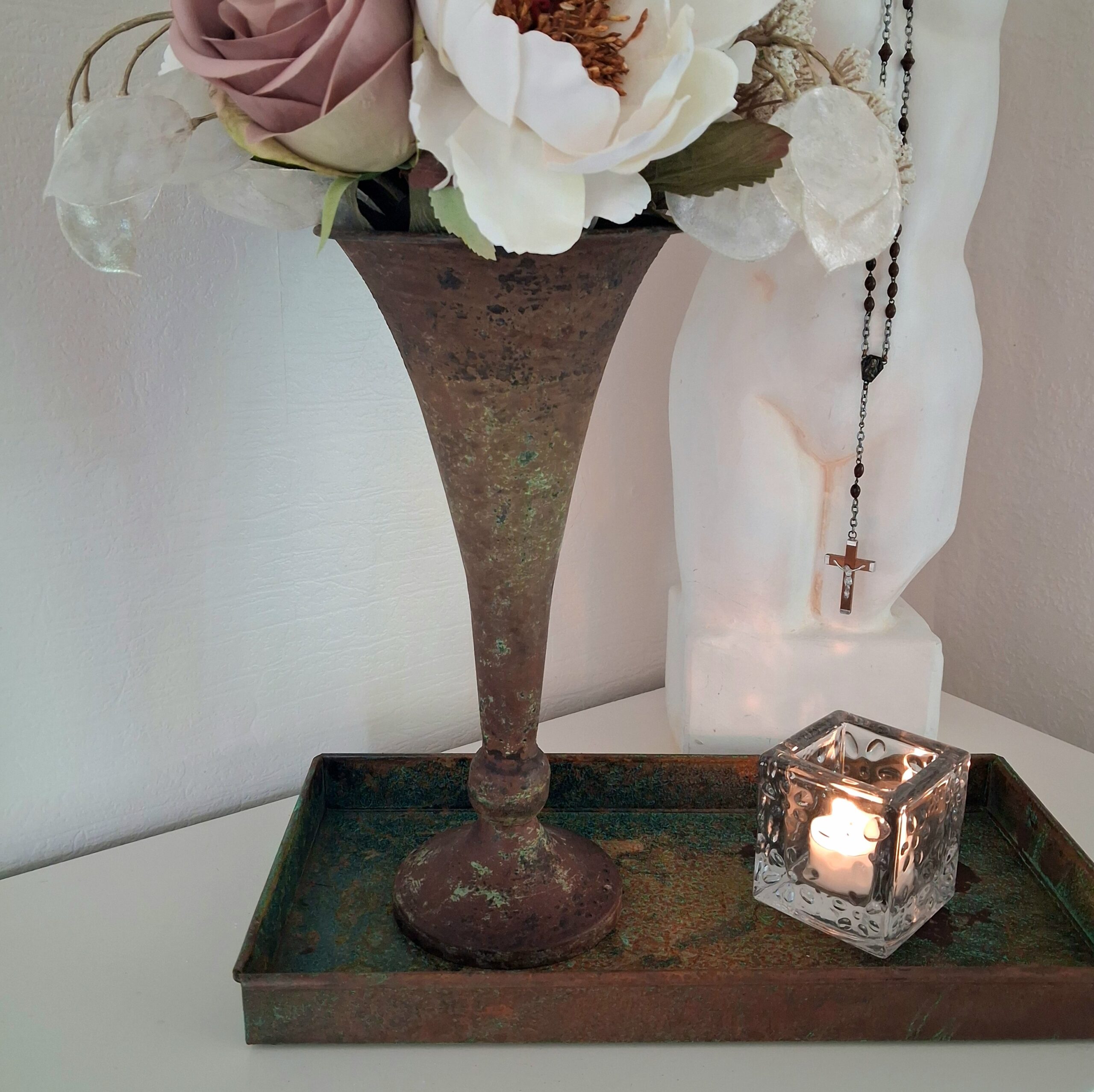 Trompetformet rustik metalvase